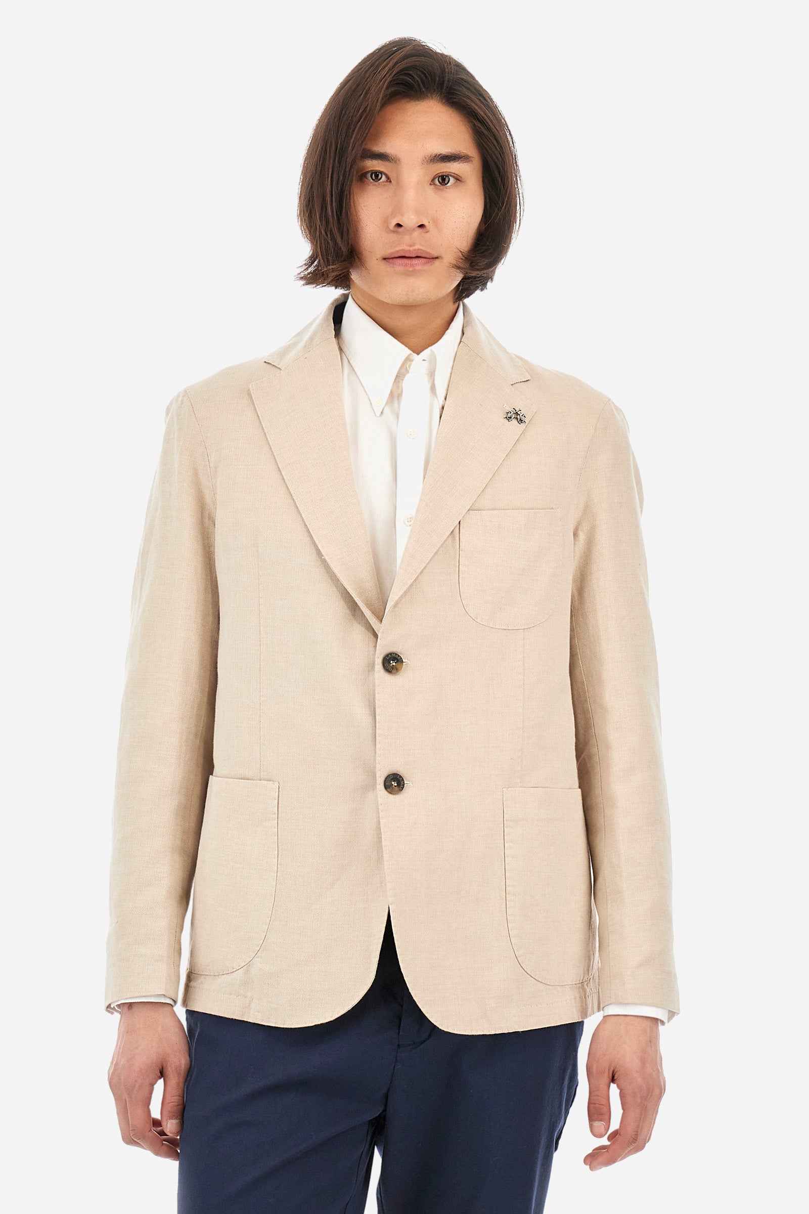Men's long-sleeved cotton/linen-blend blazer with button fastenings on the front. Plain-coloured, classic-cut garment. Metal La Martina logo appliqué on the front. The regular fit is suitable for any body type as the lines remain slim yet comfortable. Part of the Blue Ribbon Capsule Collection, team it – open or buttoned-up – with a pair of the collection’s trousers or jeans. Perfect for drinks by the pool. The model is 187 cm tall and wearing a size L. - Almond Milk/OptWhite