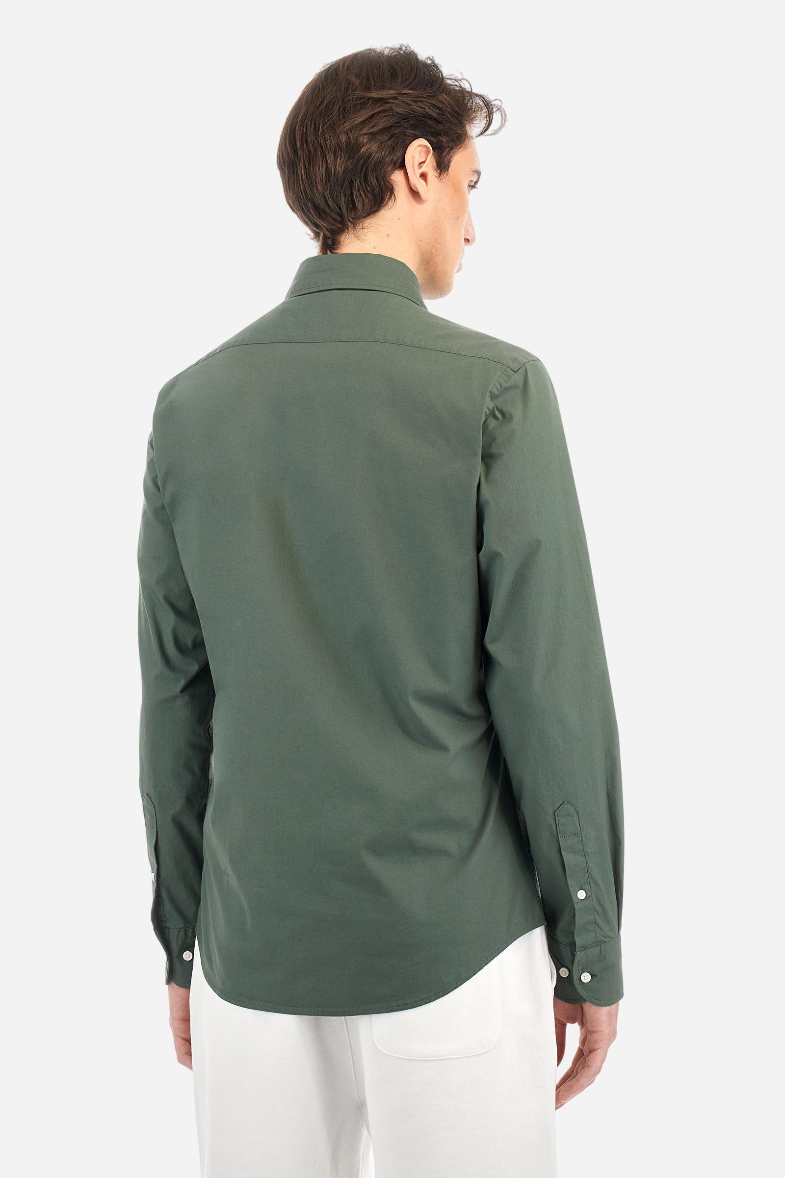 Men's single-colour long-sleeved shirt, made from 100% cotton poplin. Spread collar. The tricolour logo embroidery is on the chest, left side. The fit is slim. The model is wearing a size L. - Thyme