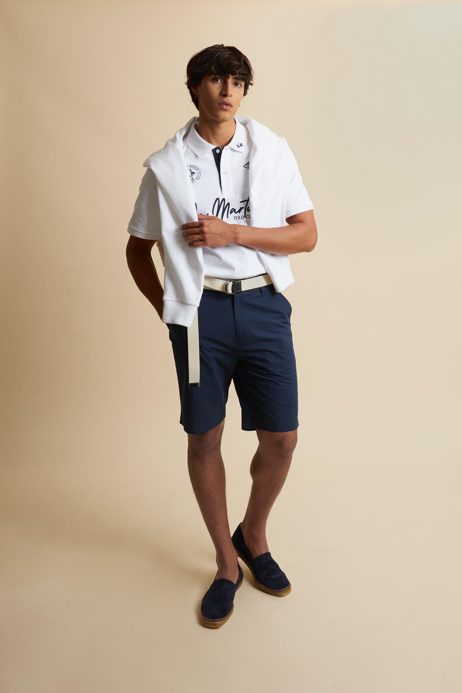 Men’s bermuda shorts in high-density 100% cotton poplin. Classic design with side pockets, zip fly and horn-effect button. Rear welt pockets and “Black Edition” label above the right back pocket. Regular fit with straight leg and above-the-knee length. The model wears size 33. - Navy