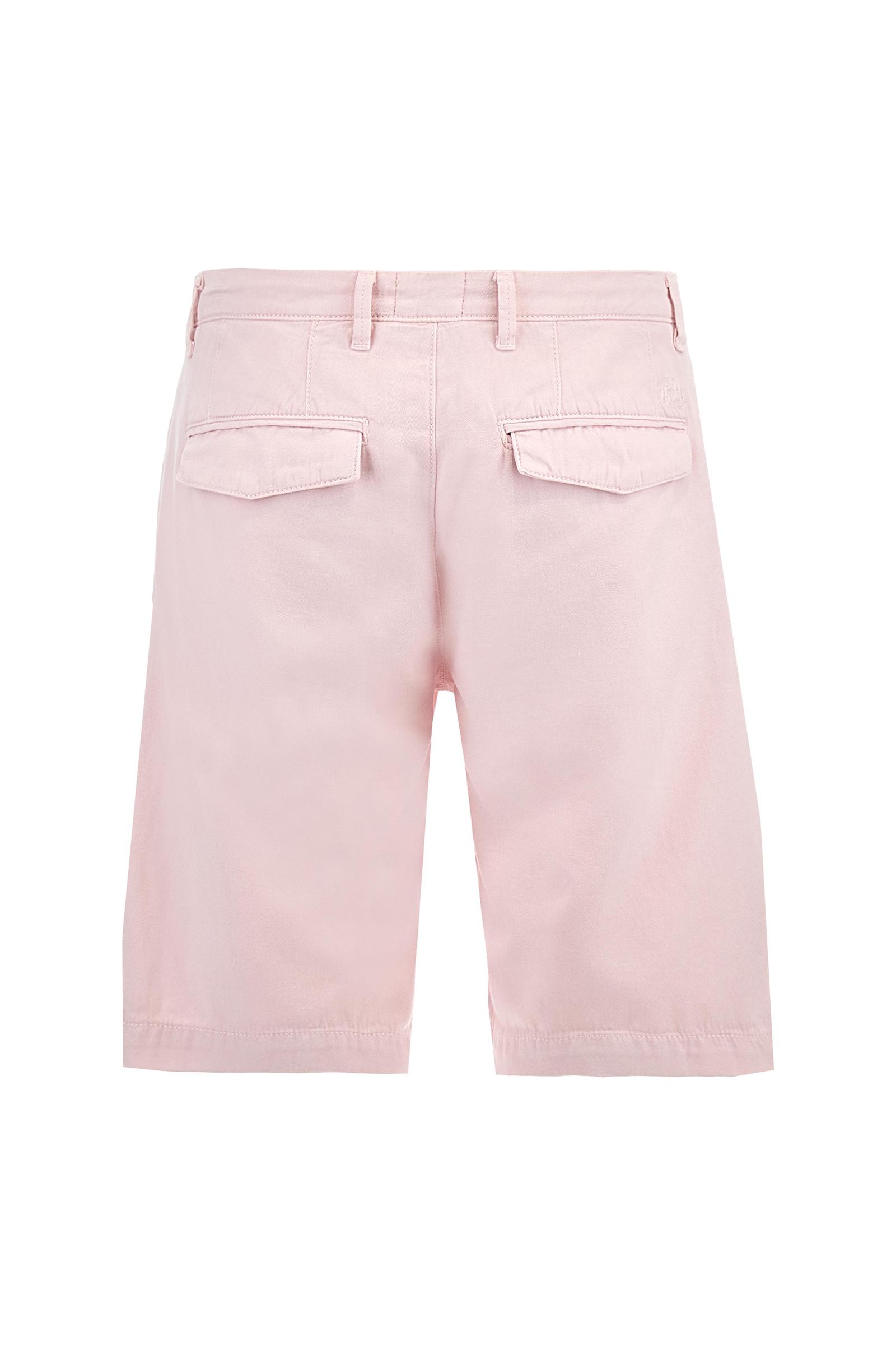 Men's plain Bermuda shorts made from a refined blend of cotton and linen. Fastened with a zip and faux horn button. The side pockets are slanted, while the welt back pockets feature flaps and concealed buttons. The logo, in tone-on-tone embroidery, appears above the right back pocket. Regular fit. The model is wearing a size 33. - Parfait Pink