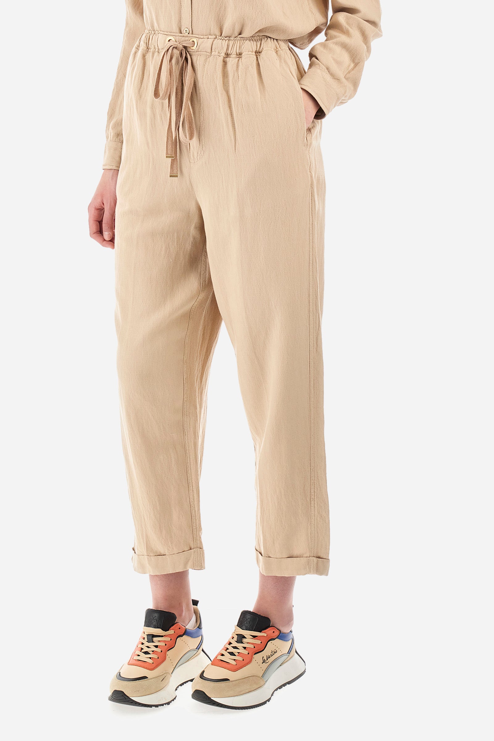 Women’s trousers in solid color, made of oxford fabric. Drawstring waist along with laces to comfortably adjust the closure. Two front pockets and two back welt pockets. The logo is applied on the back and on a metal plate sewn into the front. The fit is regular. The model wears a size 2. - Tidal Foam