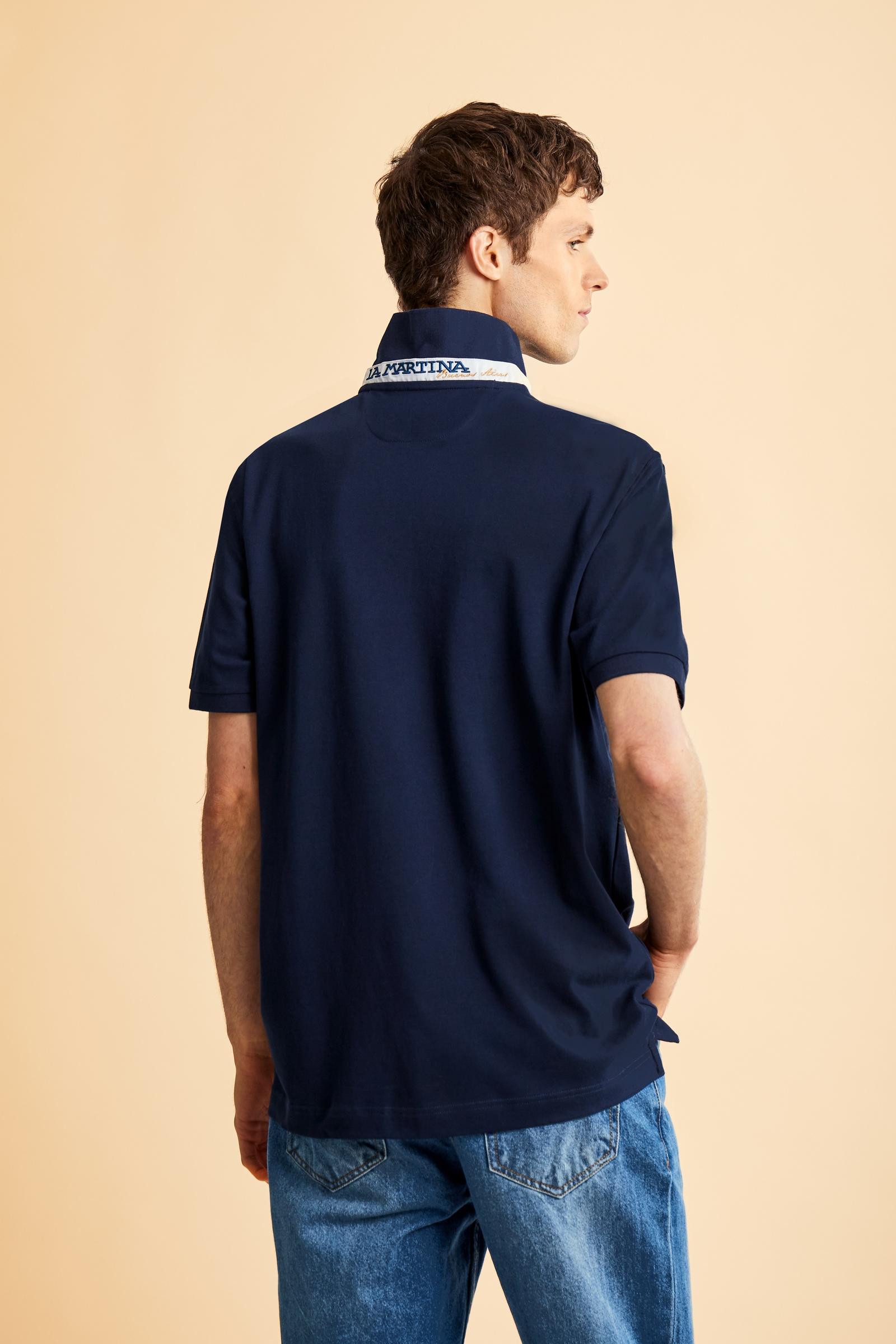 Men's short-sleeved cotton piqué polo shirt. Regular fit with fabric detail under the collar. - Navy