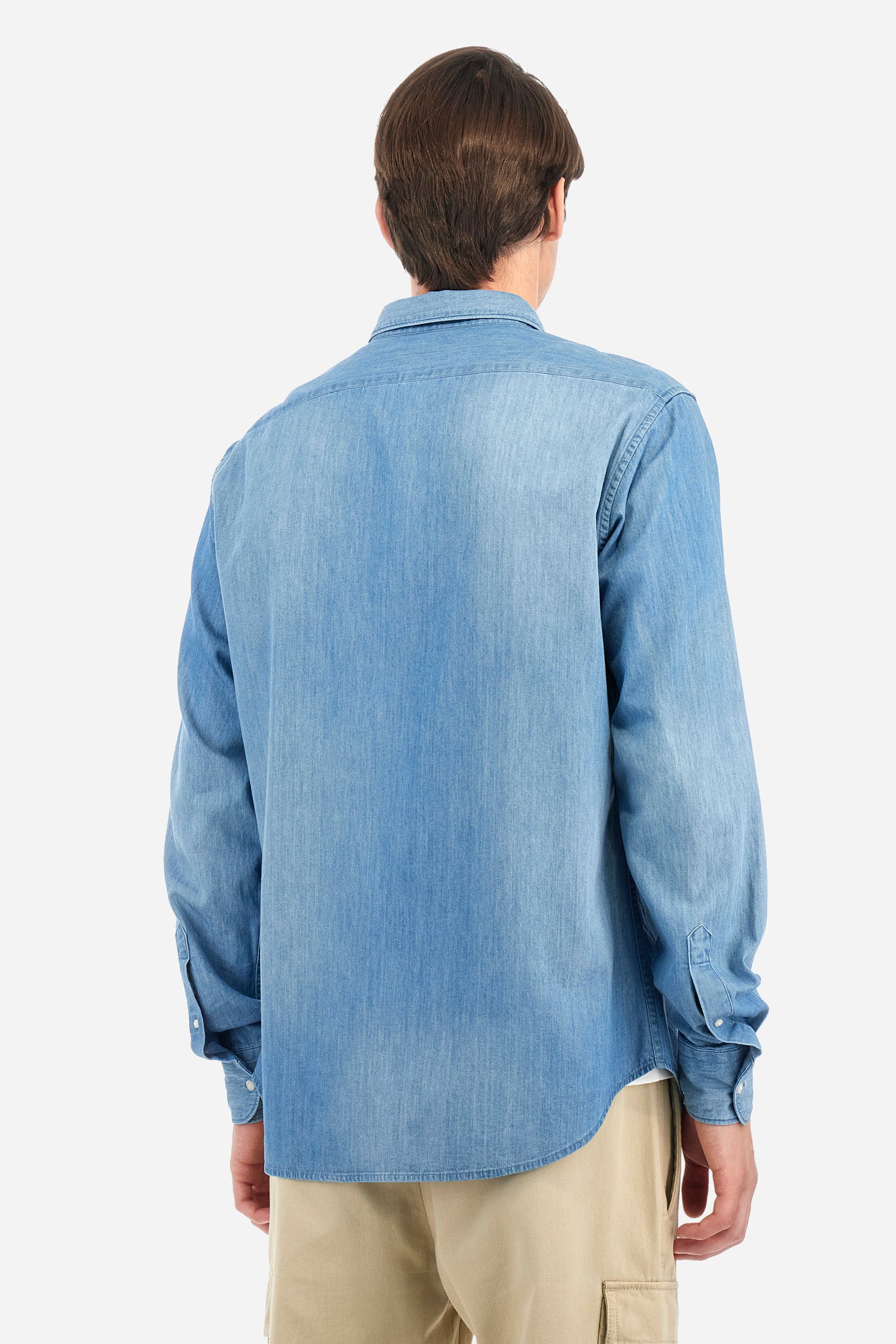 Men's shirt with long sleeves in 100% cotton lightweight denim. Medium wash with all-over light highlights. Semi-cutaway collar. The logo is embroidered in contrasting colour thread on the left side of the chest. Regular fit. The model is wearing a size L. - Medium Indigo Denim