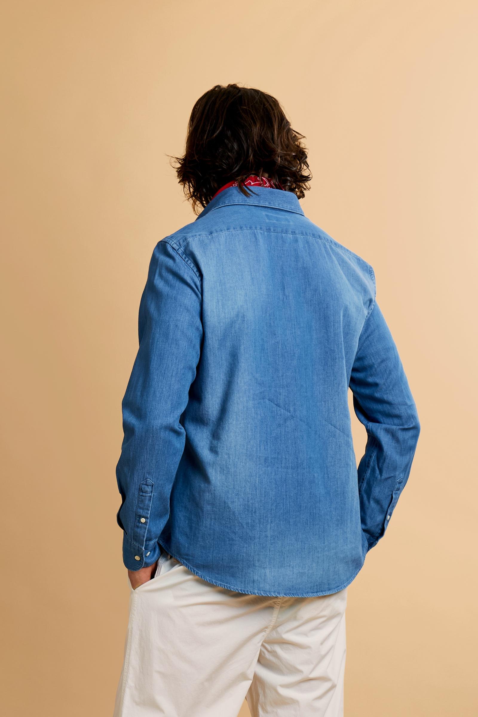 Men's shirt with long sleeves in 100% cotton lightweight denim. Medium wash with all-over light highlights. Semi-cutaway collar. The logo is embroidered in contrasting colour thread on the left side of the chest. Regular fit. The model is wearing a size L. - Medium Indigo Denim
