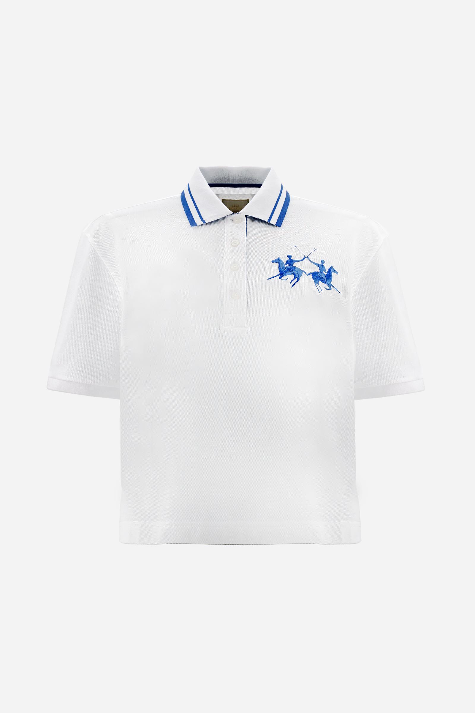 Women's short-sleeve polo shirt made from 100% cotton piqué fabric in solid color. The model features a front opening with customized buttons and a contrasting inner placket. The ribbed collar is two-tone with a striped detail creating a positive/negative color effect between the upper and lower parts. The modern fit features a slightly boxy cropped cut. The chest is decorated with a maxi 3D embroidered logo in contrasting color. The model is wearing size 2. - Optic White