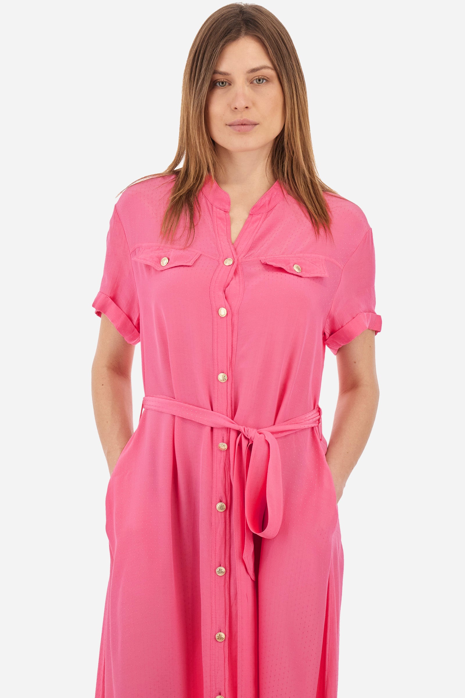 Women’s dress with short sleeves in solid color with bright tone on tone details. Made of synthetic viscose satin fabric. Silhouette straight cut and soft, long to the feet. Waist marked by the belt supplied with the head. V-neck and stand-up collar. Closure with buttons that reach up to the end of the dress. Presence of two fake pockets with buttons on the chest. The patch applied on the back with the representative symbol of the Guards line. The fit is regular. The model wears an IT40 size. - Hot Pink