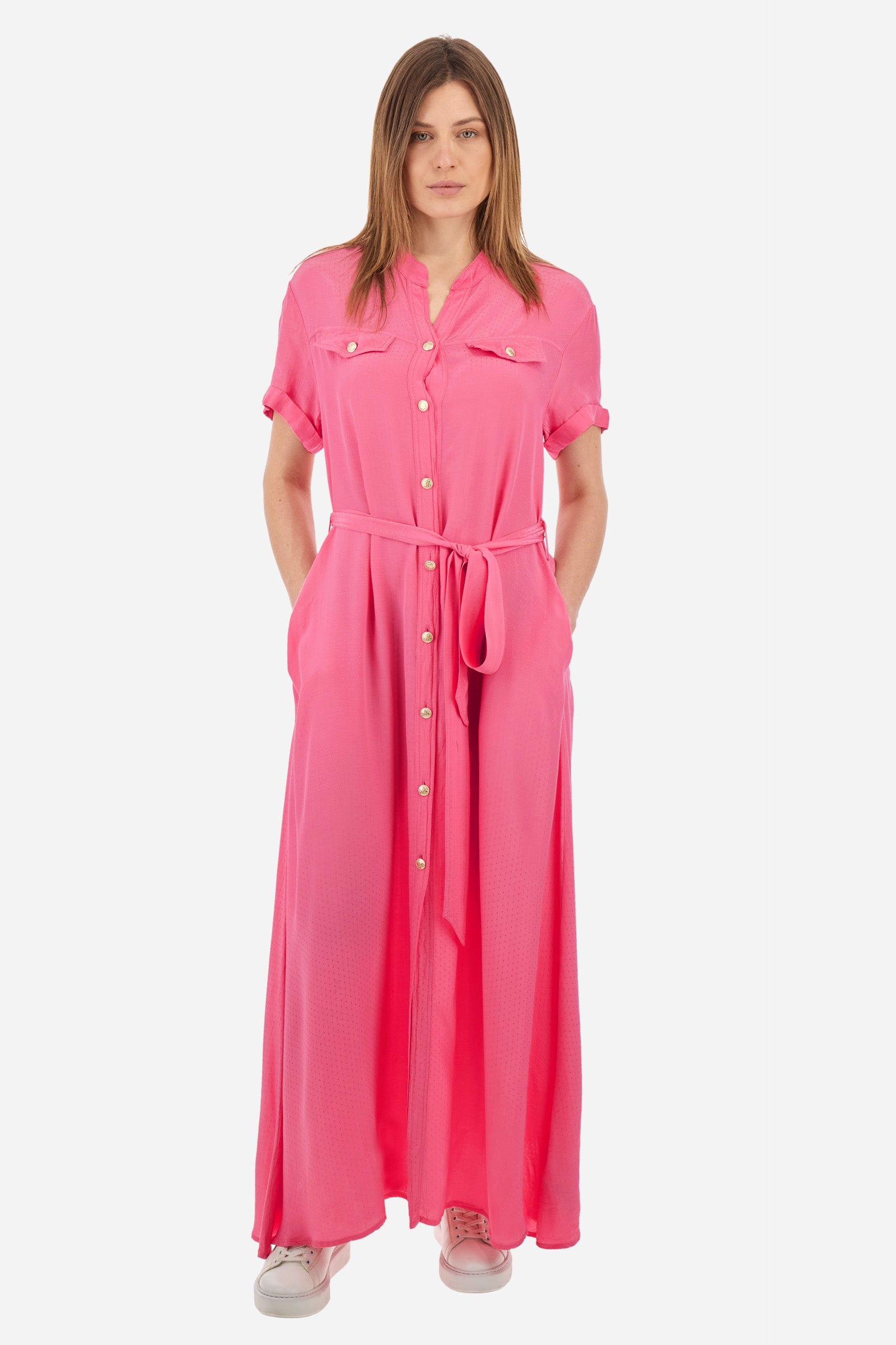 Women’s dress with short sleeves in solid color with bright tone on tone details. Made of synthetic viscose satin fabric. Silhouette straight cut and soft, long to the feet. Waist marked by the belt supplied with the head. V-neck and stand-up collar. Closure with buttons that reach up to the end of the dress. Presence of two fake pockets with buttons on the chest. The patch applied on the back with the representative symbol of the Guards line. The fit is regular. The model wears an IT40 size. - Hot Pink