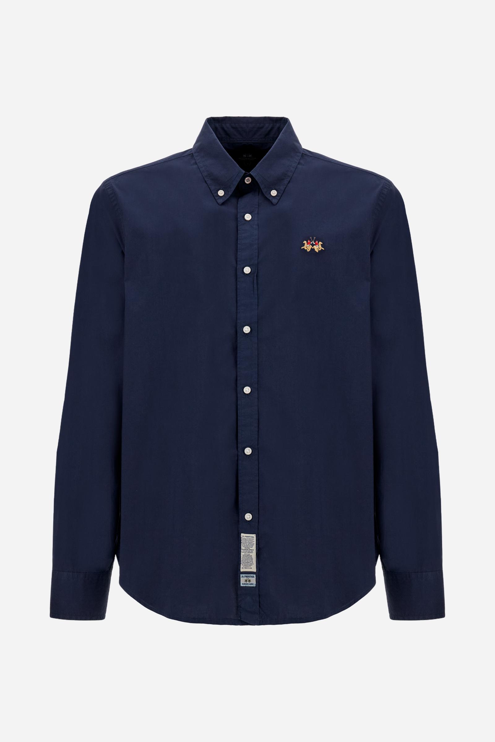 Men’s long-sleeve garment-dyed cotton poplin shirt. Regular fit with button-down collar and tricolor embroidered logo on the chest. - Navy