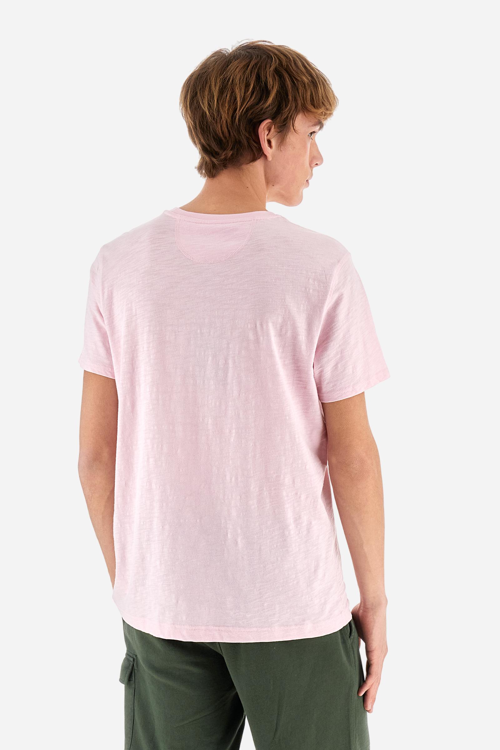 Men's short-sleeved T-shirt with a crew neck in a single colour. Made of 100% cotton. A small logo is embroidered on a chest pocket. Regular fit. The model wears a size L. - Parfait Pink