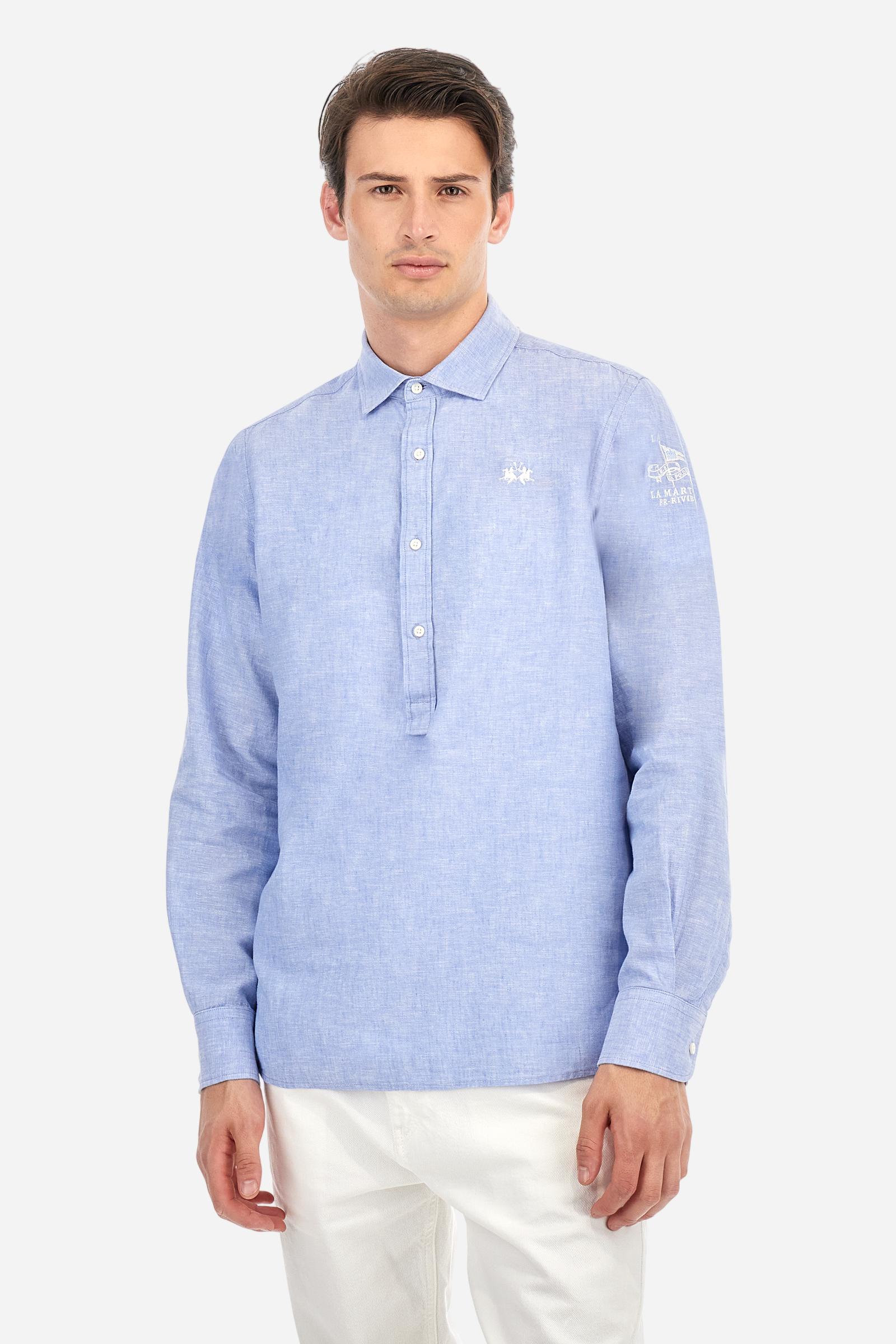 Men's plain long-sleeved shirt, made from luxurious cotton and linen canvas. The spread collar and the opening, which reaches the waist, are closed with 4 buttons. The left bicep is embellished with embroidered graphics depicting lettering, crests and numbers, created using contrasting thread. The logo is embroidered in contrasting thread on the left side of the chest. The regular fit offers a refined and comfortable look. The model is wearing a size L. - Cornflower blue