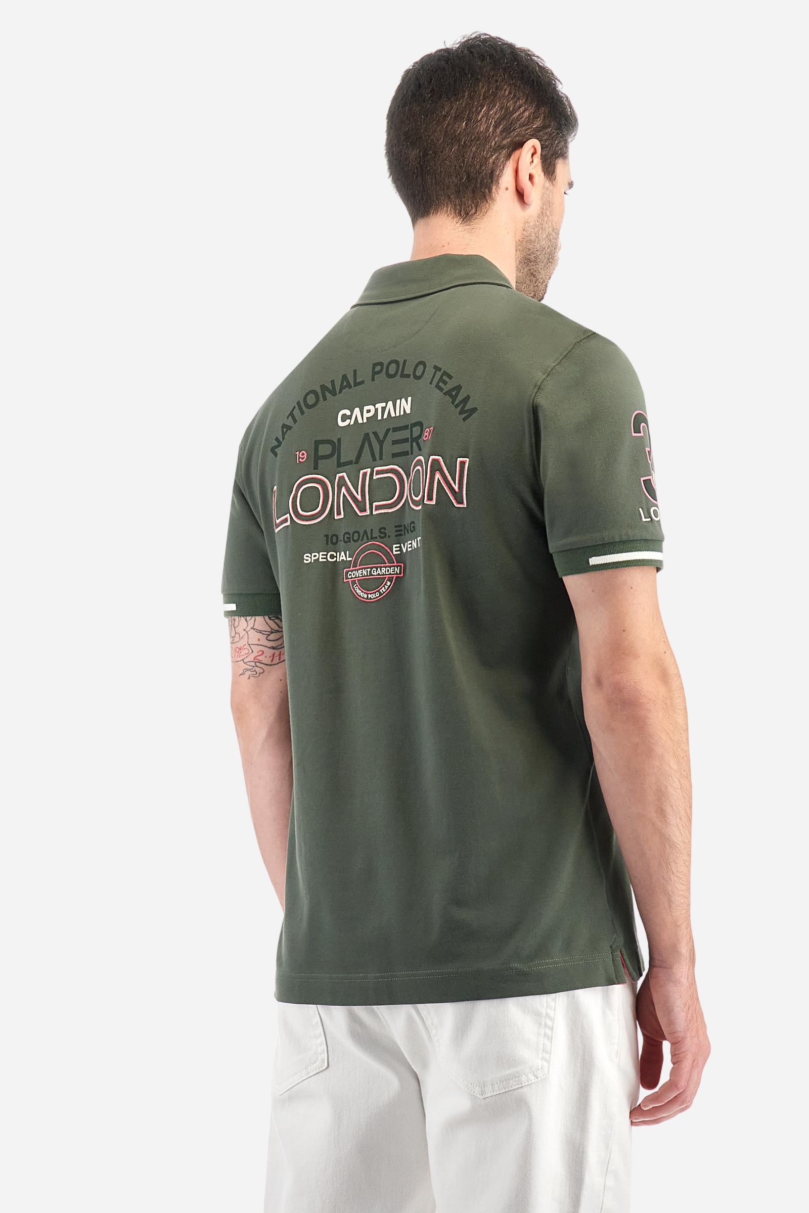 Short-sleeved, single-colour men's polo shirt made of stretch cotton piqué. Fastens with two buttons and internal opening, button side, in contrasting fabric. Ribbed collar and cuffs. The cuffs feature an inlaid detail in a contrasting colour. The graphics on the chest and back are made with mixed techniques: printing and embroidery. The logo is embroidered on the chest, left side. The fit is regular. The model is wearing a size L. - Thyme