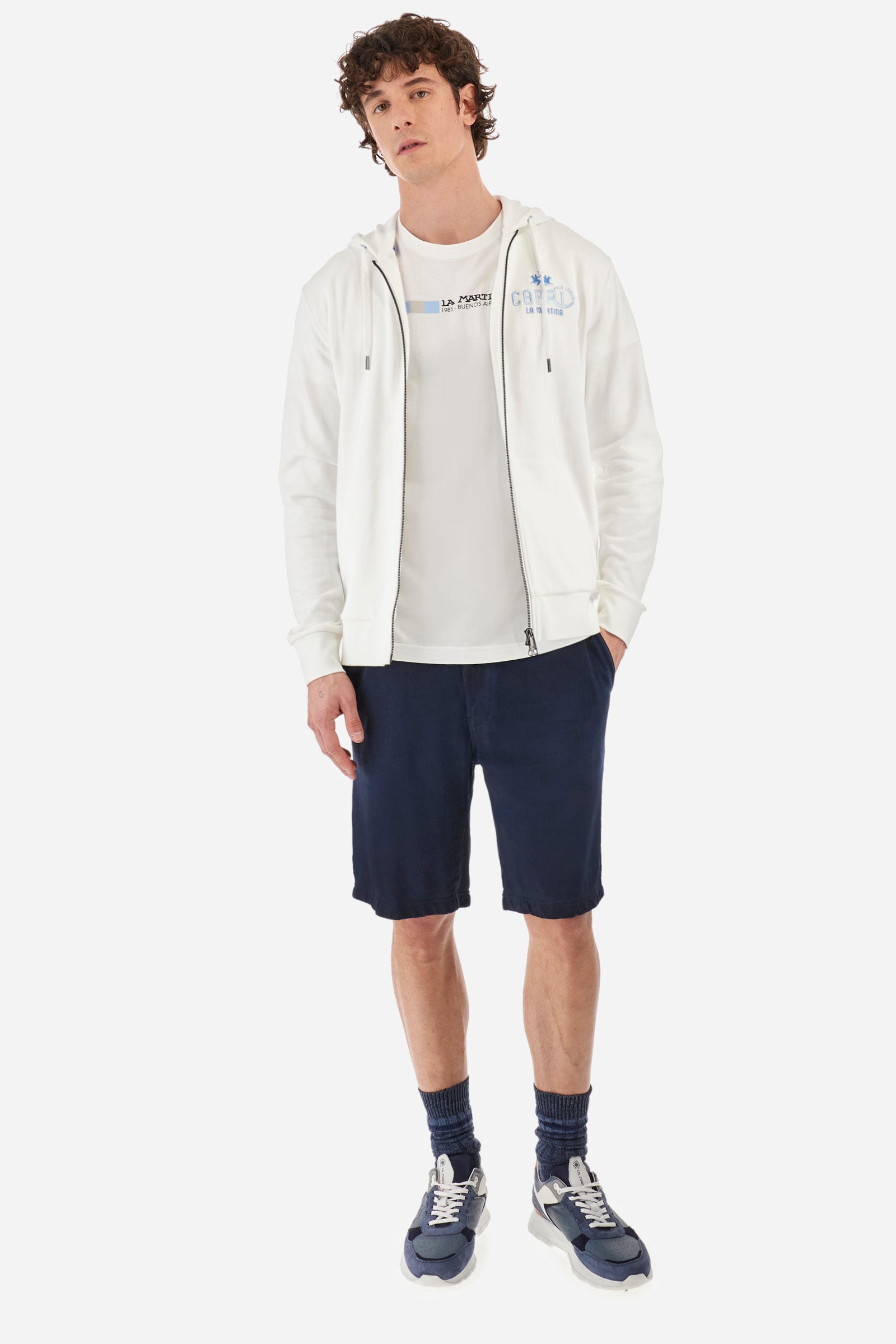 Men's short-sleeved T-shirt with a crew neck in a single colour. Made of 100% cotton. On the front we find the lettering "La Martina 1985- Buenos Aires" with the Argentinian flag. A small logo is embroidered on one of the sleeves. Regular fit. The model wears a size L. - Optic White