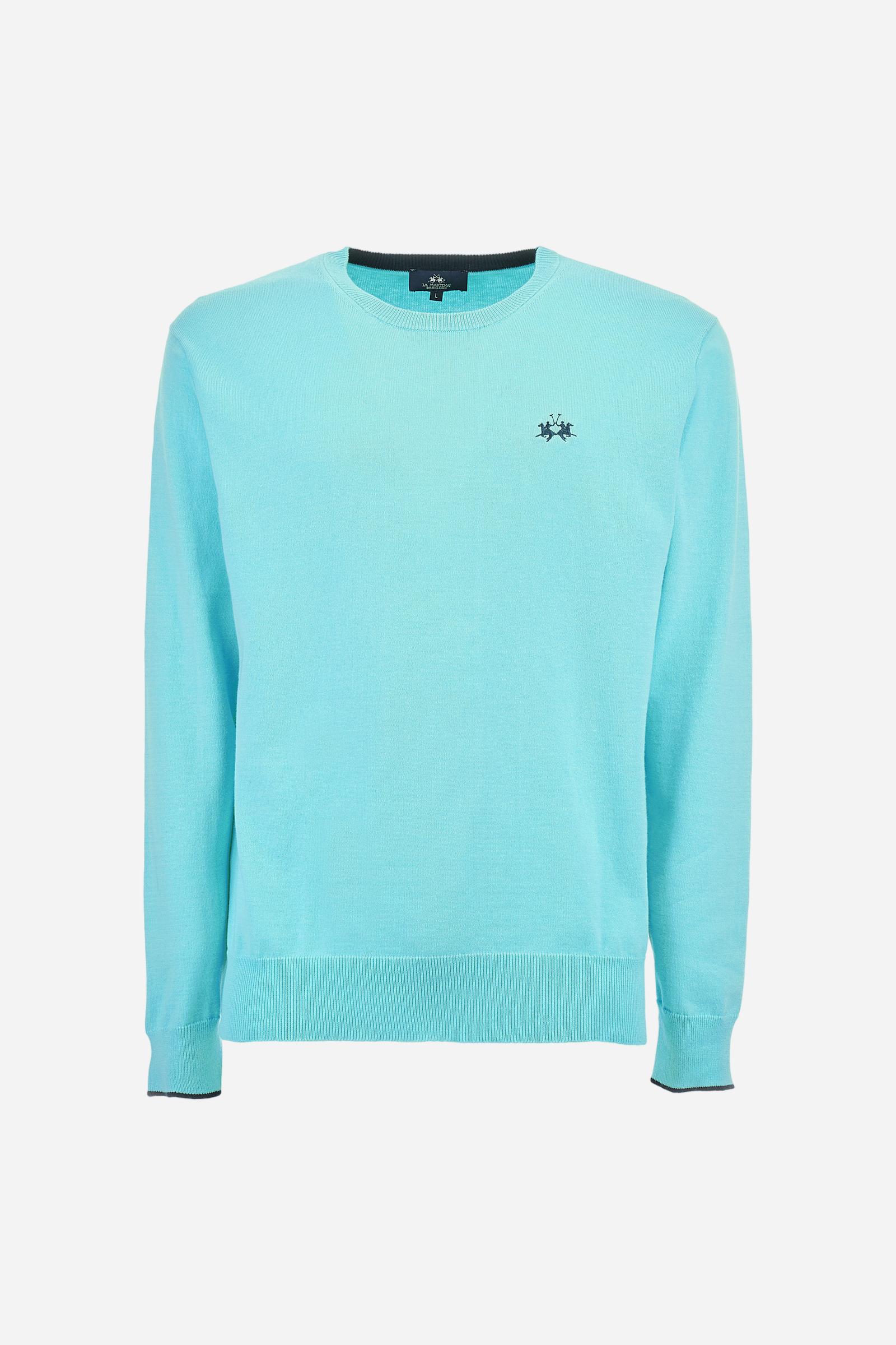 Men's plain long-sleeved pullover made of 100% combed cotton yarn. The collar is in two-tone ribbed knit: the exterior features the same tone as the jumper while the interior is in contrast. The cuffs and the band at the bottom are also made of ribbed knit. The cuffs also feature a contrasting stripe on the edge as a decorative motif. The logo is embroidered on the left side of the chest in contrasting thread. Regular fit. The model is wearing a size L. - Tanager Turquoise