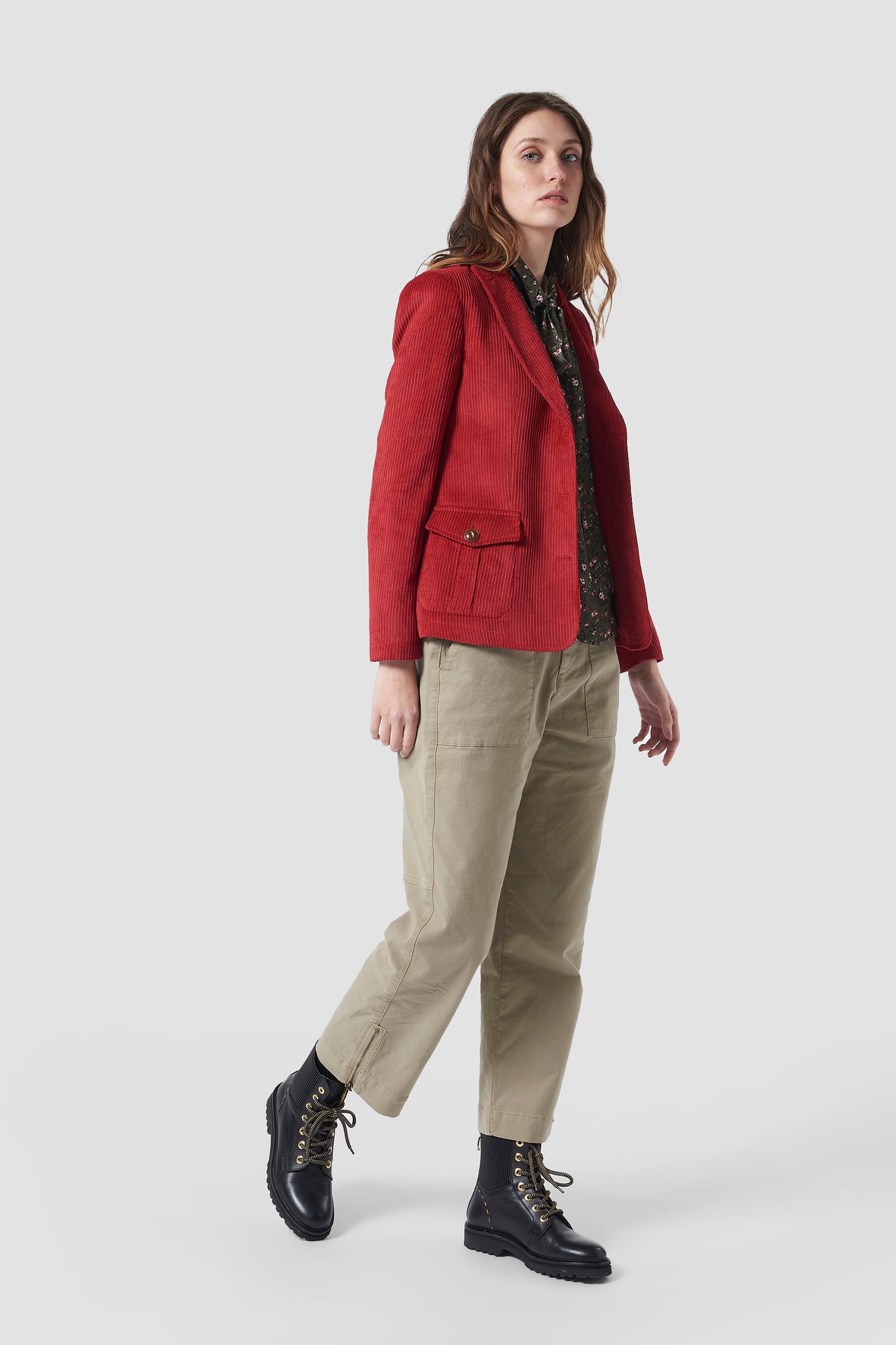 Women's long-sleeved, regular-fit synthetic fibre shirt. Embellished with a fun bow to tie at the neck. For dynamic yet chic women who recognise themselves in the unmistakable La Martina style. The regular fit is suitable for any figure. Perfect for wearing with a pair of the collection's jeans or elegant trousers, day or night. The model is 174 cm tall and wearing a size S. - Bronze Green/Navy