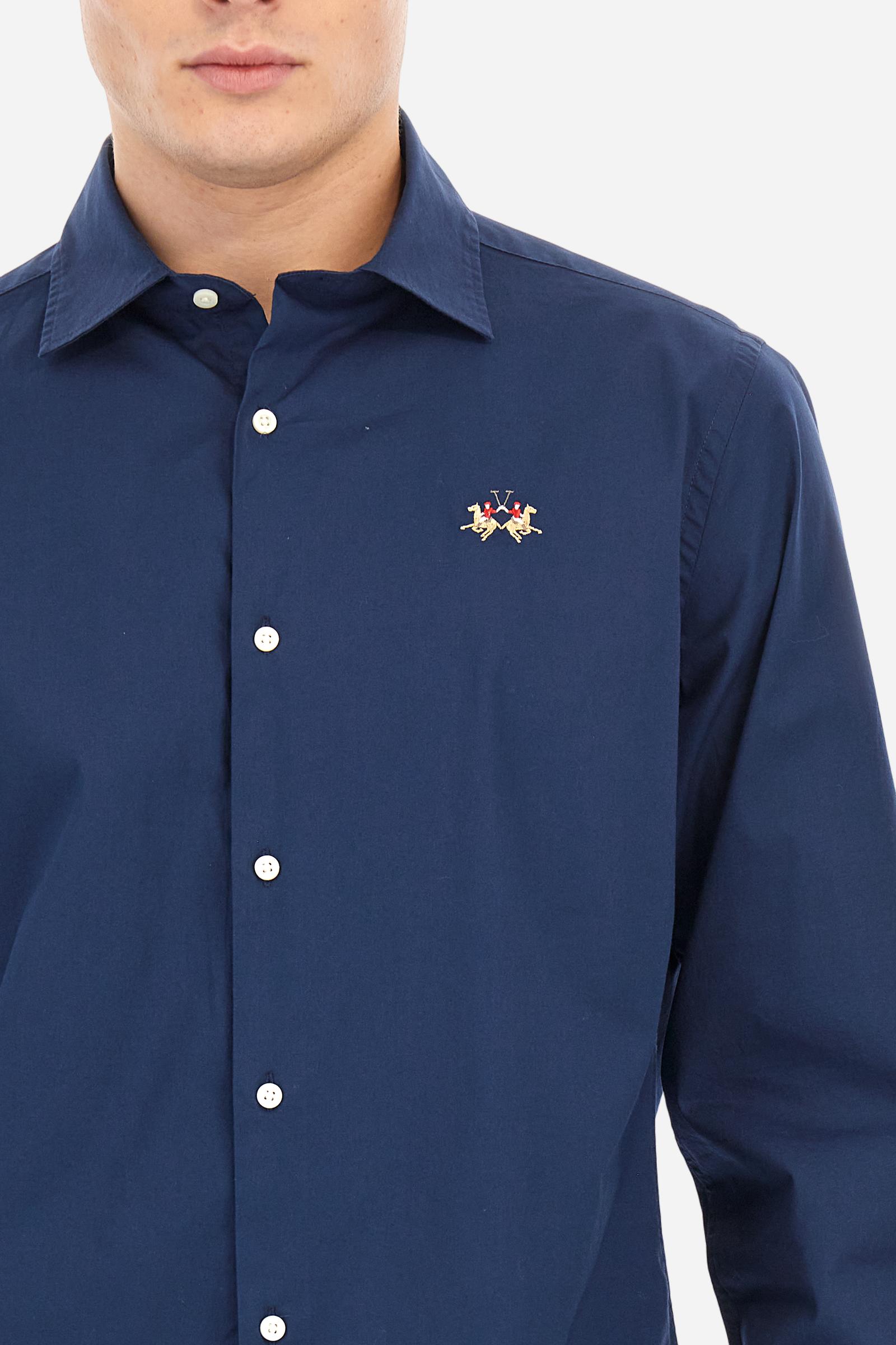 Men's single-colour long-sleeved shirt, made from 100% cotton poplin. Spread collar. The tricolour logo embroidery is on the chest, left side. The fit is slim. The model is wearing a size L. - Navy