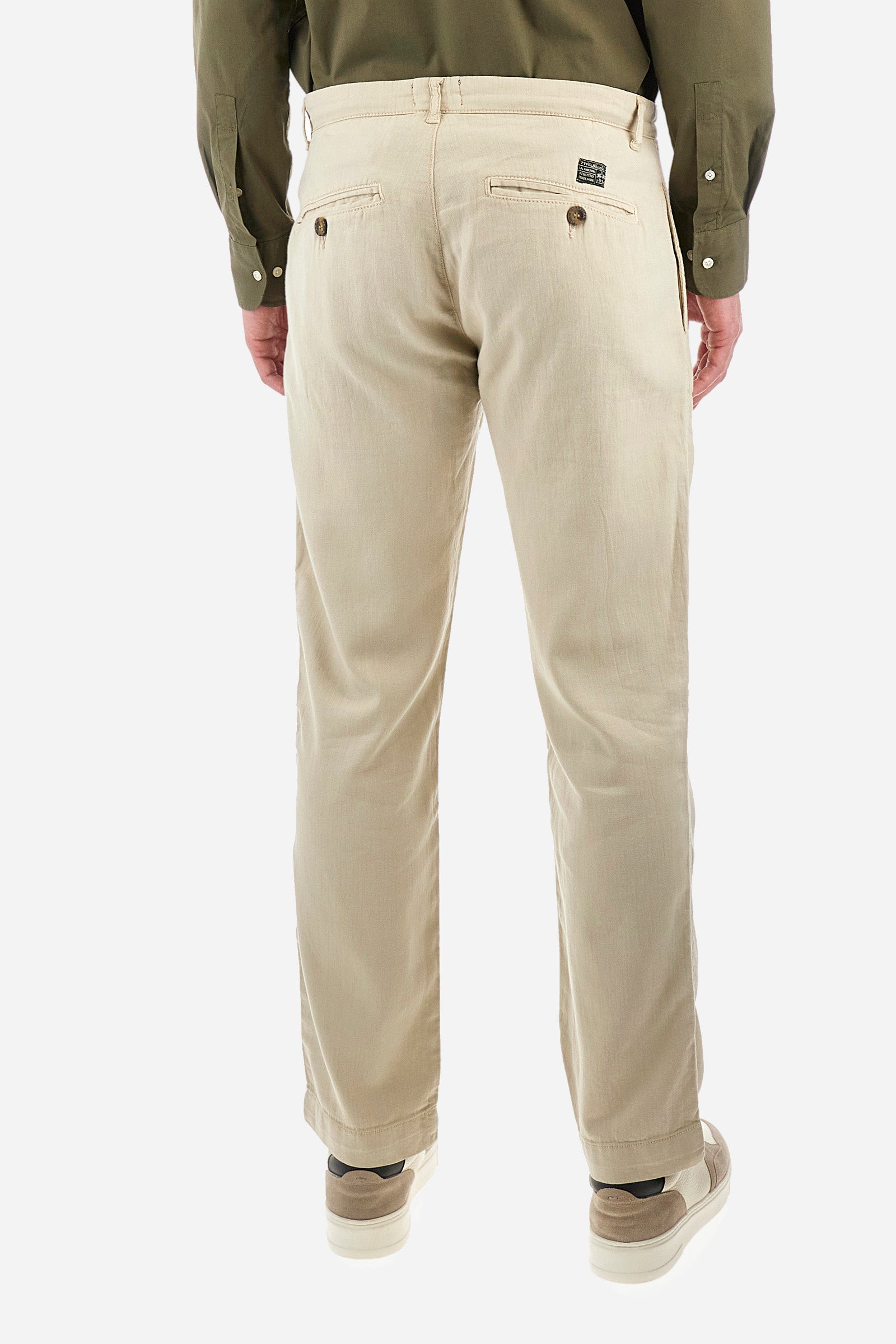 Men's single-colour chinos in cotton and linen. With belt loops, zip and button fastening. There are two open welt front pockets and two back pockets with a classic button fastening. There is a logo with a patch sewn onto the reverse. The fit is regular. The model wears a size 33. - Tidal Foam