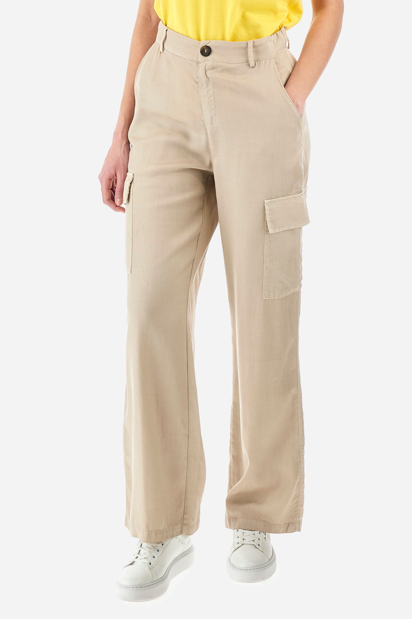 Single-colour women's cargo trousers, in an ecological fabric. With belt loops, zip and button fastening. There are two open front pockets, two cargo pockets and two further open pockets on the back. The logo is present on a patch sewn on the back and on a metal plate sewn on the front. The fit is regular. The model wears a size 40. - Tidal Foam