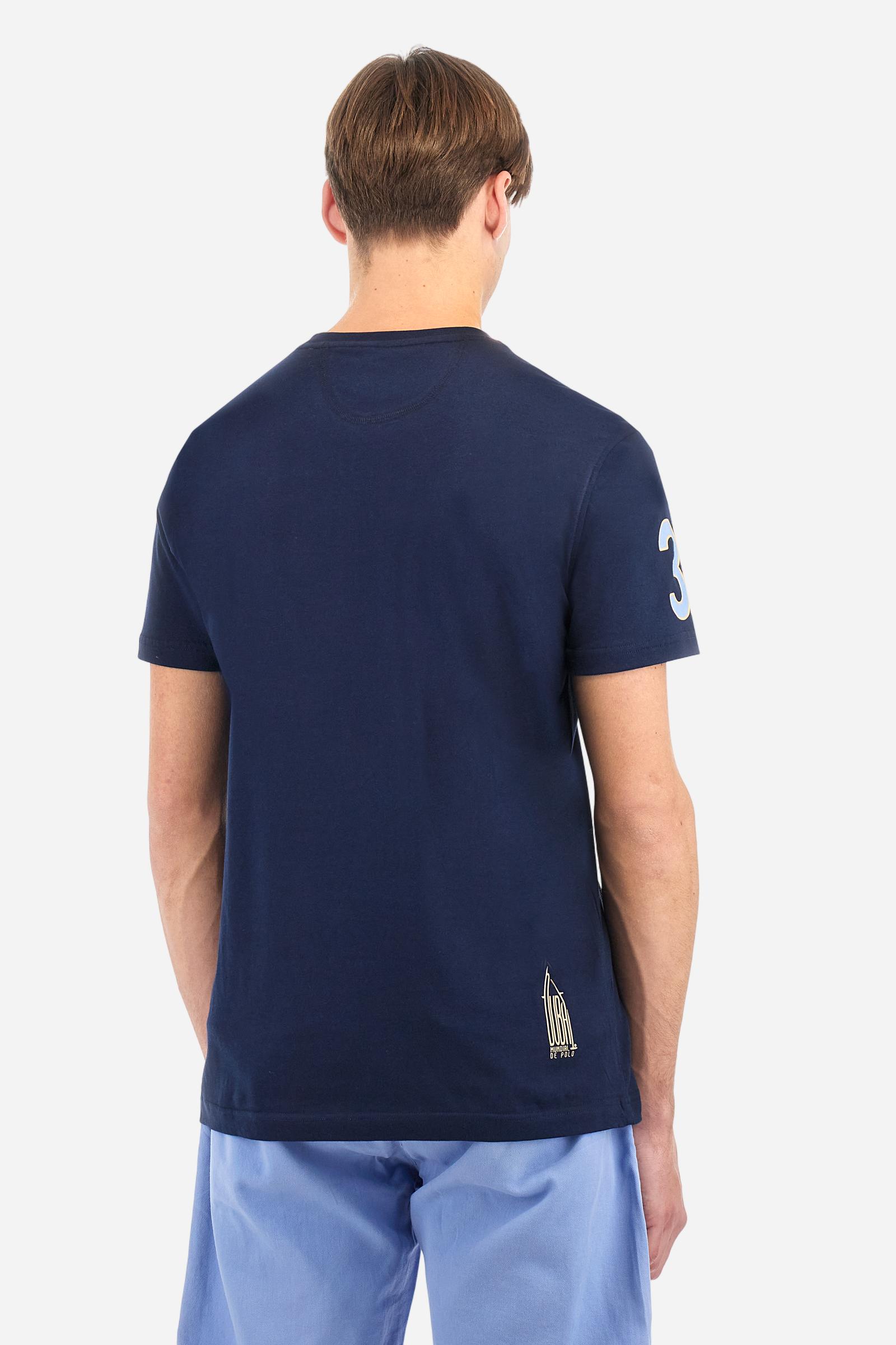 Men's plain cotton jersey T-shirt. Crew-neck model with matching ribbed collar. A contrasting jersey ribbon is applied on the inside of the collar. On the chest we find two graphics, both printed with contrasting colours and gold, that make references to Argentina. On the right sleeve the number 3 is present as a two-tone print with a slightly rubberised appearance. The logo and the La Martina lettering are printed on the chest, left side. Regular fit. The model is wearing a size L. - Navy