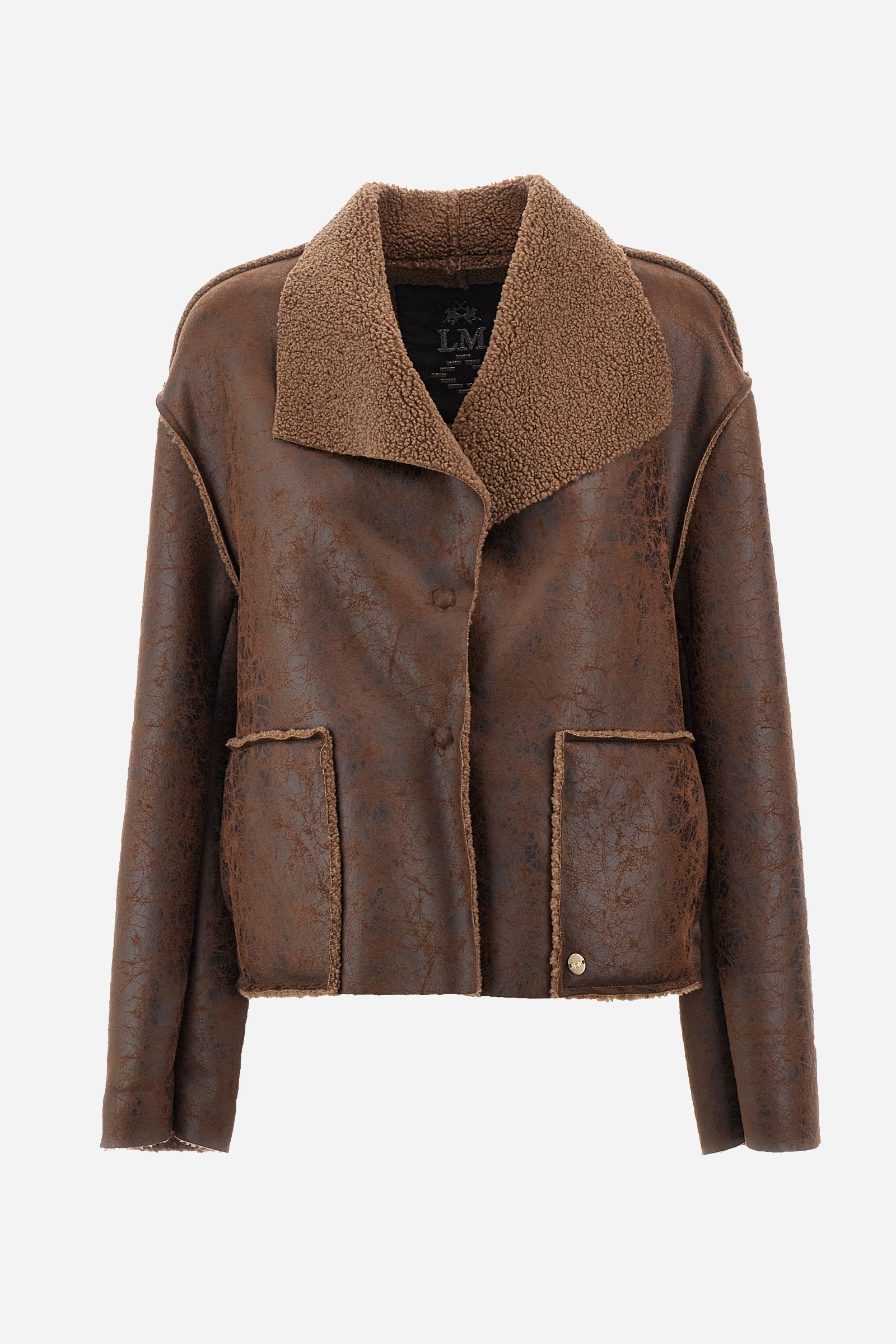 This women's solid-coloured leather-effect short jacket is made of polyester and features long sleeves and a regular fit with buttons. The fur effect on the open collar adds a touch of style, while the double pockets and visible stitching emphasise the modern design. The logo applied to the pocket completes the look. This jacket from the Argentina line is ideal for those looking for a versatile and resistant garment for outdoor activities. The model is 174 cm tall and wears a size 2. - Puce