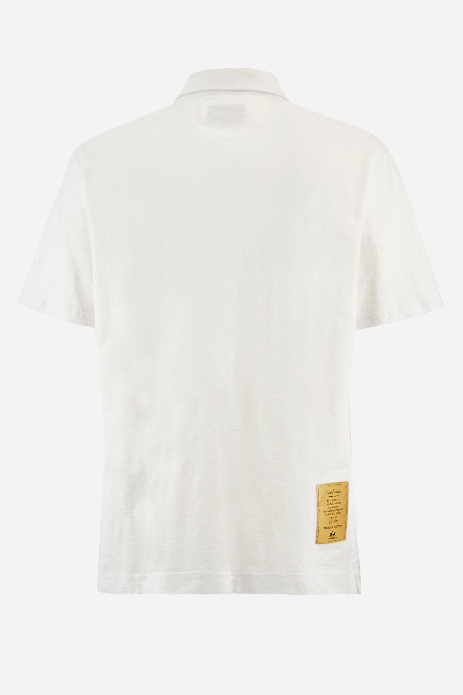 This is the iconic Polo 19-42 from La Martina. Men's short-sleeved polo shirt in solid color made of 100% slub jersey. With a regular fit, it has a collar and a double button closure while the La Martina logo is embroidered in small gold on the front under the placket. Ideal when worn with denim from the collection. Each Polo is kept in an exclusive logoed envelope and is accompanied by a certificate of guarantee. The model is 187 cm tall and wears a size L. - Optic White