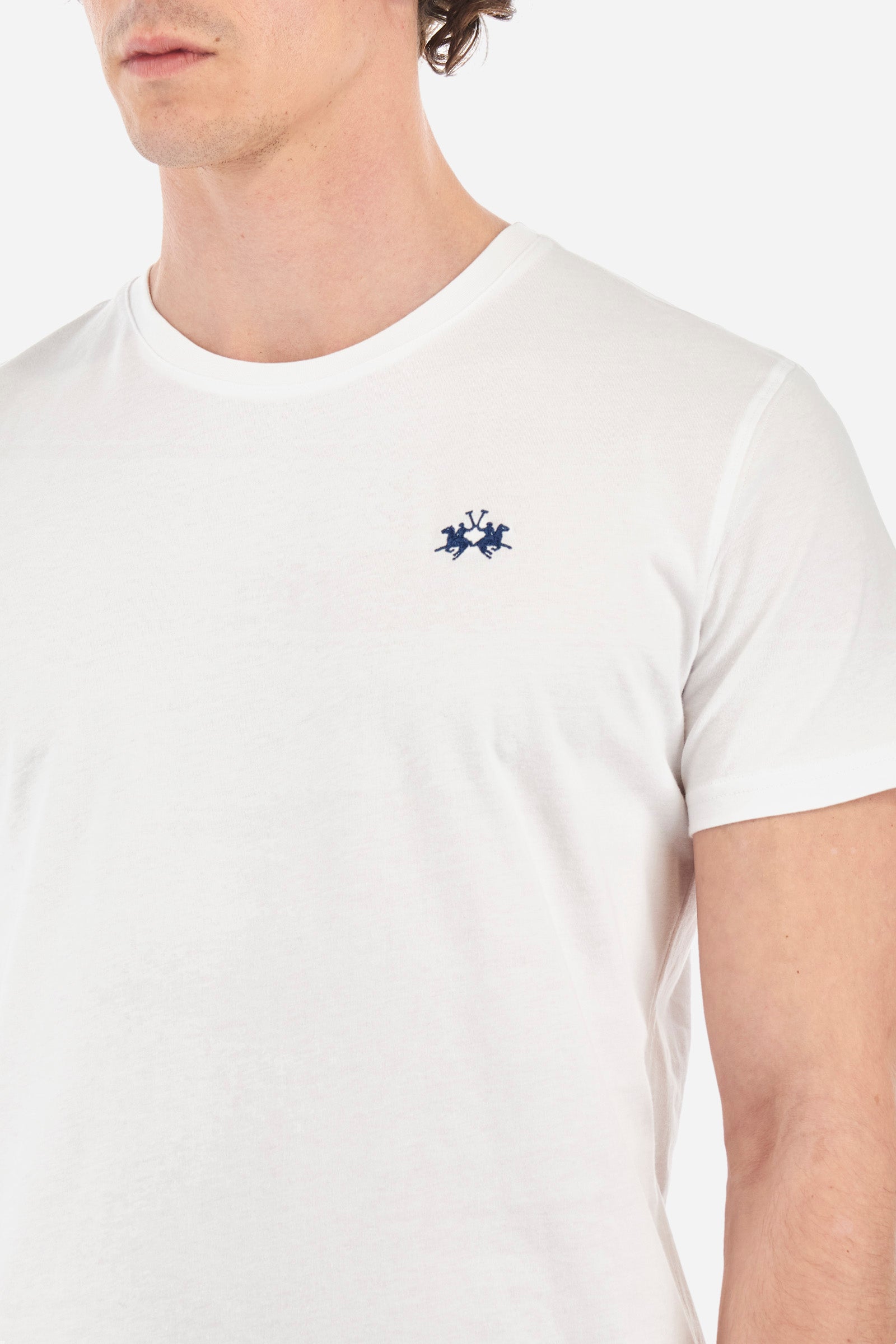 Men's short-sleeved crew-neck T-shirt in solid colour with embroidered logo in contrasting colour on the chest. Made of 100% cotton with a regular fit. It is perfect paired with Bermuda shorts or trousers for a casual and trendy look. Suitable for leisure time. The model is 187 cm tall and wears a size L. - Optic White