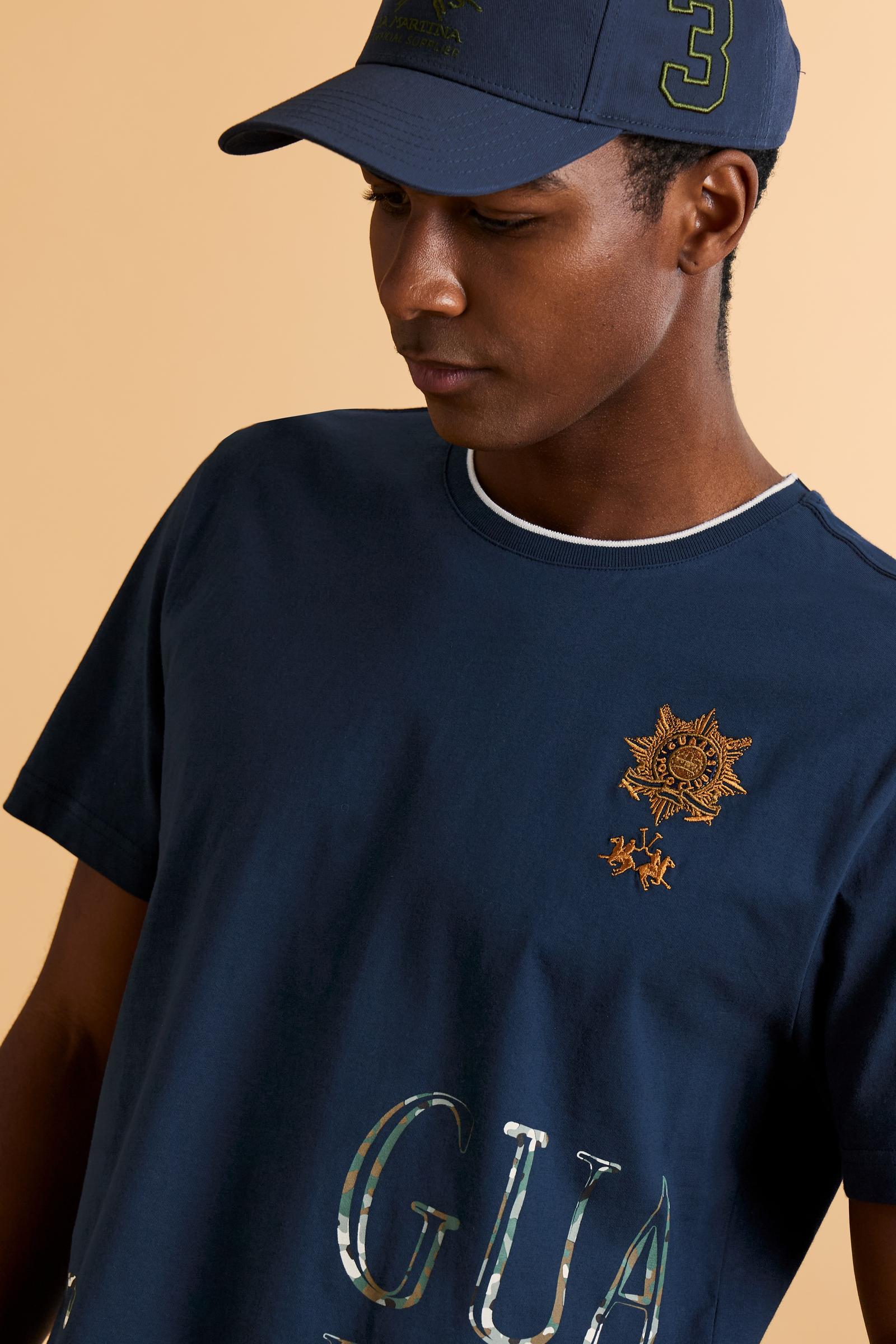 Men’s short-sleeve cotton jersey T-shirt. Crew-neck style with regular fit, enriched with embroidered crests and a large Guards print. - Navy