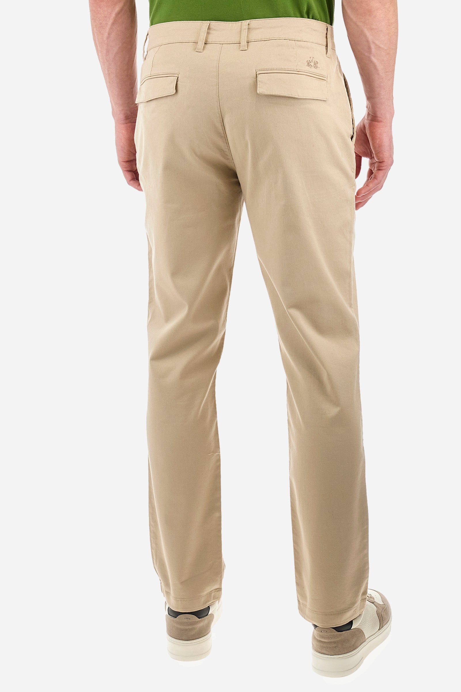 Men's single-colour chinos in elasticated cotton. With belt loops, zip and button fastening. There are two open front pockets and two closed back pockets. The logo is embroidered on the back. The fit is regular. The model wears a size 33. - Tidal Foam