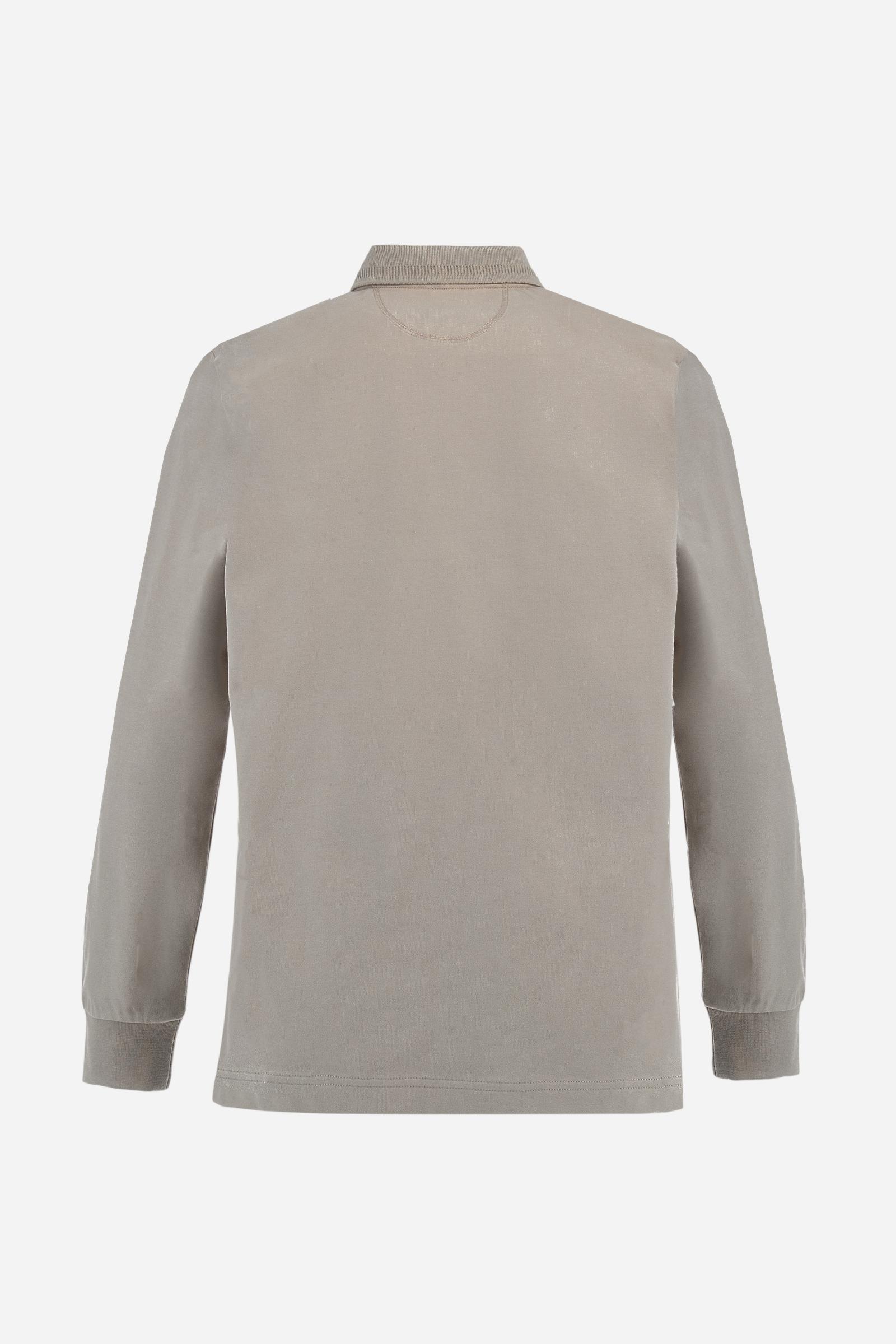 Long-sleeve polo shirt in warm cotton jersey. Ribbed collar with subtle textured detail, contrast undercollar and placket. Logo and Guards crest embroidered in contrast on the chest, paired with raised embroidered lettering inspired by Windsor tradition and British polo. Regular fit for an elegant yet relaxed style. Model wears size L. - Moon Rock