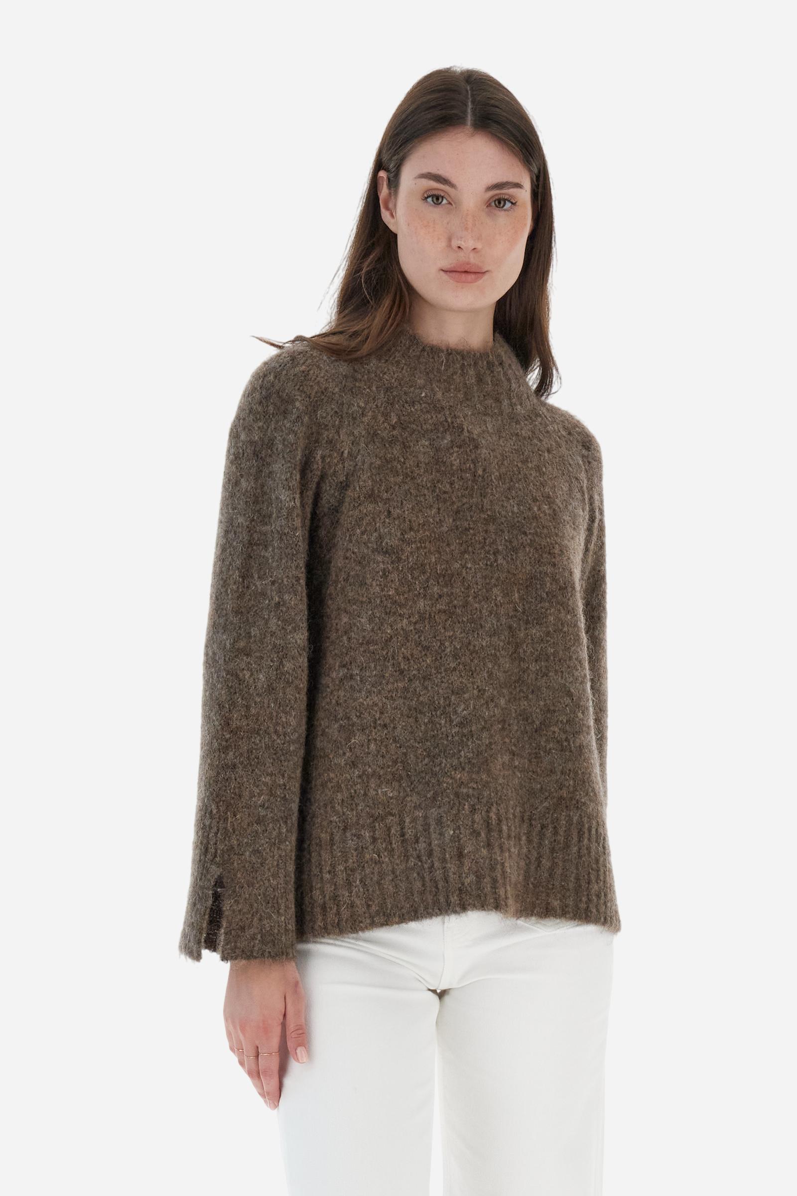 Women’s turtleneck sweater with long sleeves in solid-colour wool and mohair blend, soft and warm. Ribbed turtleneck for elegance and warmth, side slits and sleeve slits for a modern look. Logo on small golden metal plate applied to the front hem. Regular, soft fit for a versatile and comfortable silhouette. The model wears size 2. - Bungee Cord