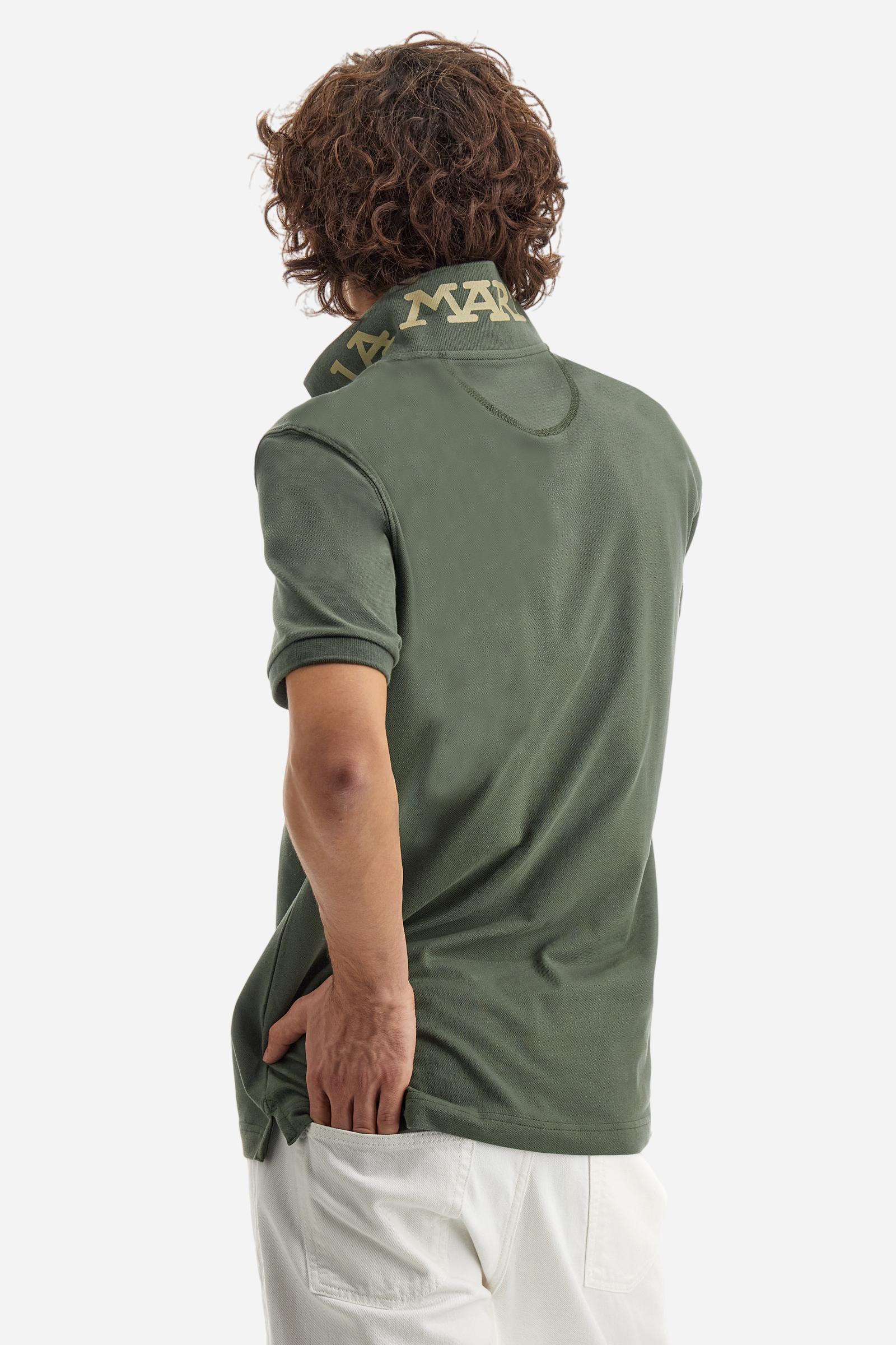 Men's plain short-sleeved polo shirt made from stretch piqué. Two-button fastening. The collar and cuffs are made from tone-on-tone ribbed fabric. A contrasting fabric patch depicting the number 3 is appliquéd on the right sleeve. The logo is embroidered on the left side of the chest in contrasting thread. Under the collar, there is a large contrasting print of the La Martina lettering. Regular fit. The model is wearing a size L. - Thyme