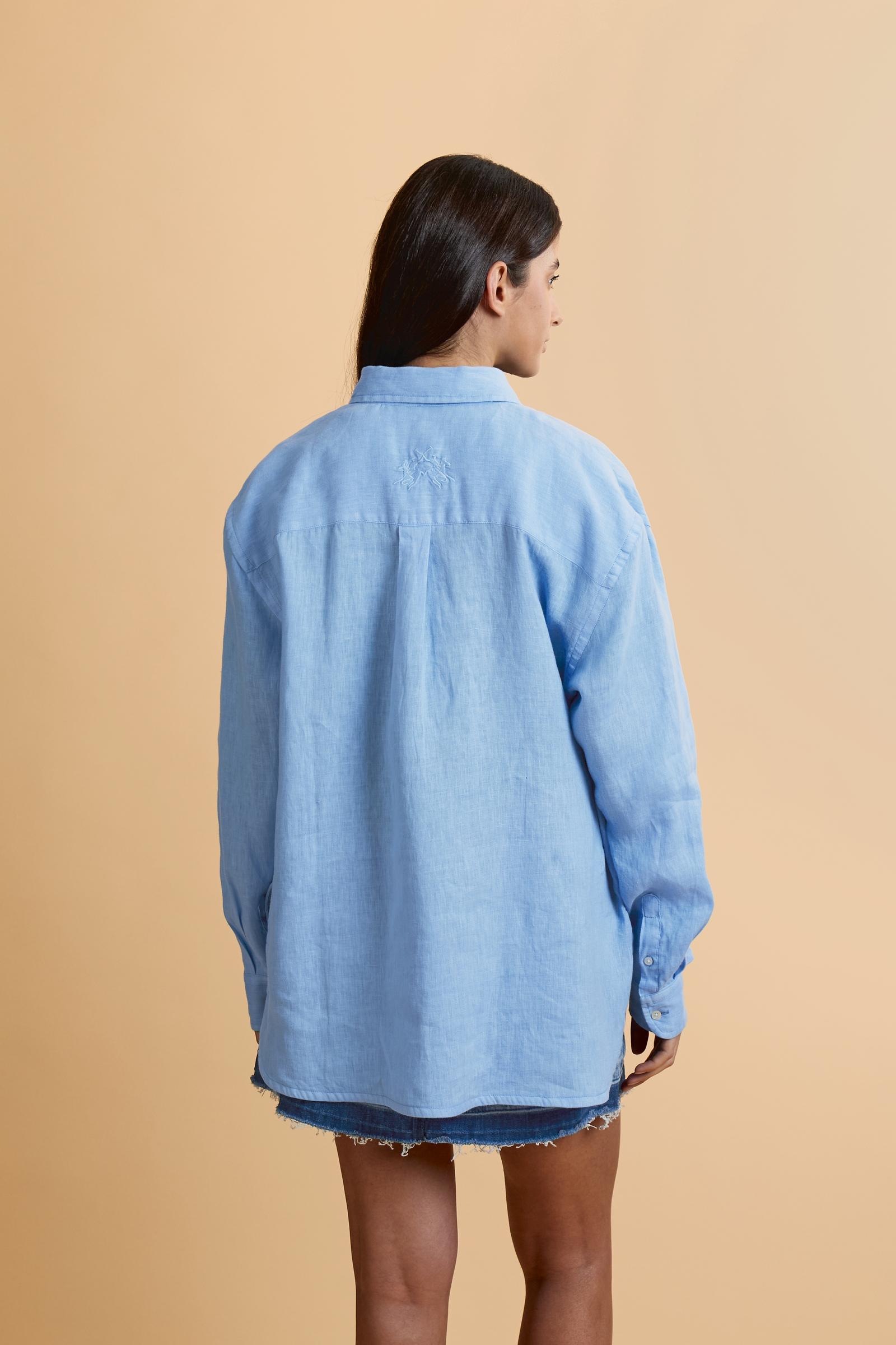 Women’s long-sleeve shirt in garment-dyed 100% linen. Regular fit with rounded back hem, classic collar and custom buttons. Chest patch pocket with tone-on-tone embroidered LM monogram and large tone-on-tone logo under the back collar. The model wears size 2. - Riviera