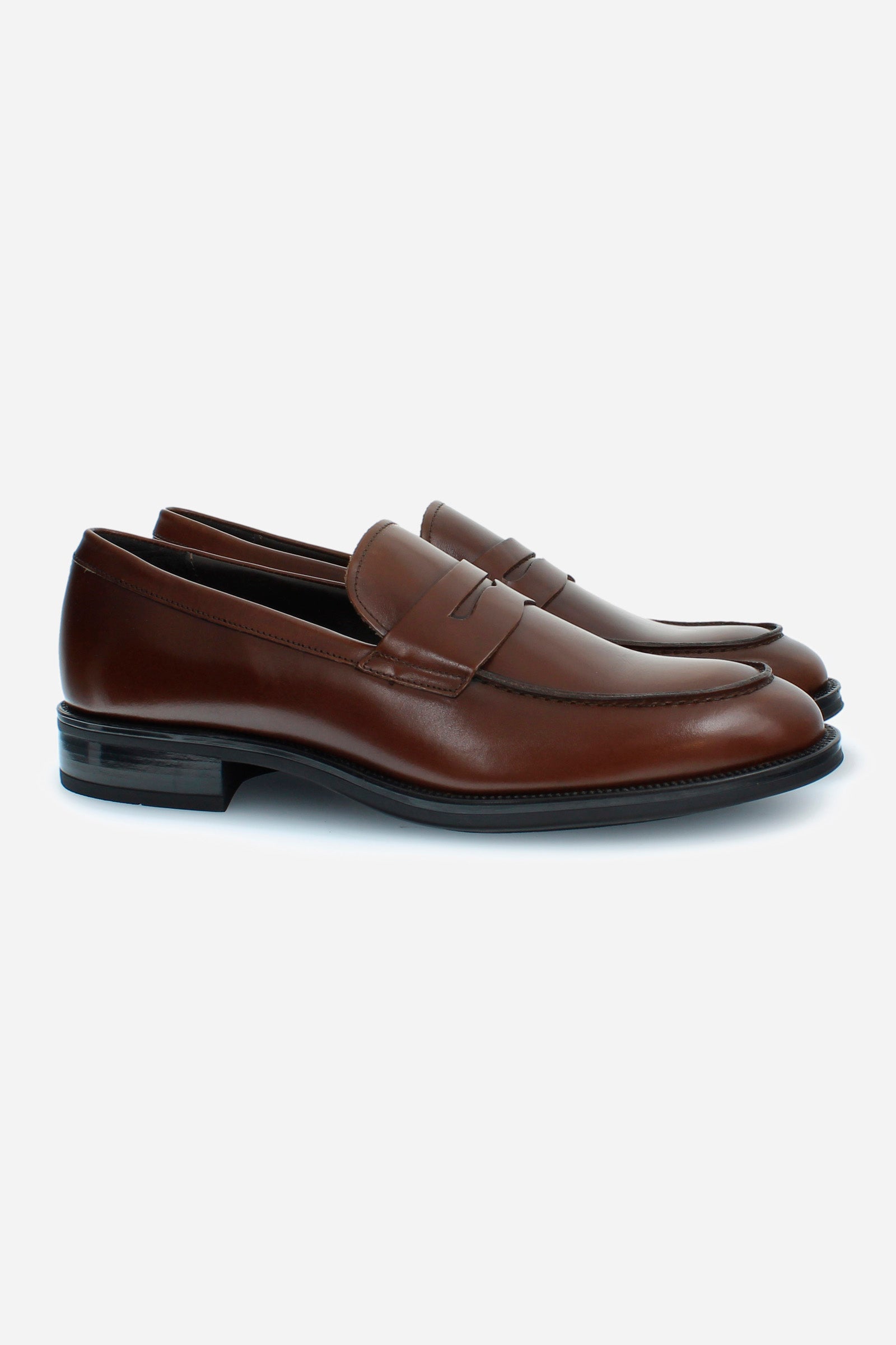 Classic and elegant men's college shoe made of single-coloured calfskin. The sole is made of black natural rubber, and the band on the template is in the same colour as the upper. The logo is printed in gold on the footbed. Perfect for adding a touch of class to a fresh and elegant look. - LEATHER