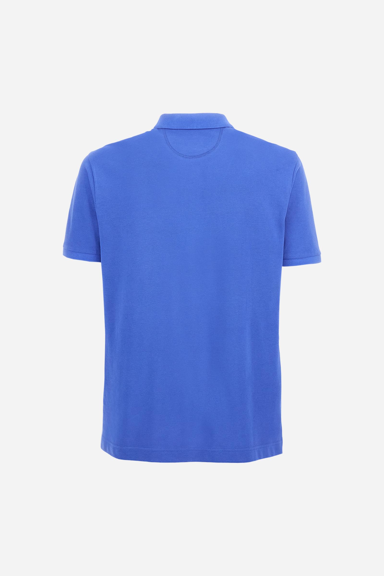 Men's plain-coloured, short-sleeved, regular-fit cotton polo shirt. Contrasting La Martina logo sewn onto the chest. This versatile garment goes perfectly with a pair of jeans from the collection. - Dazzling Blue