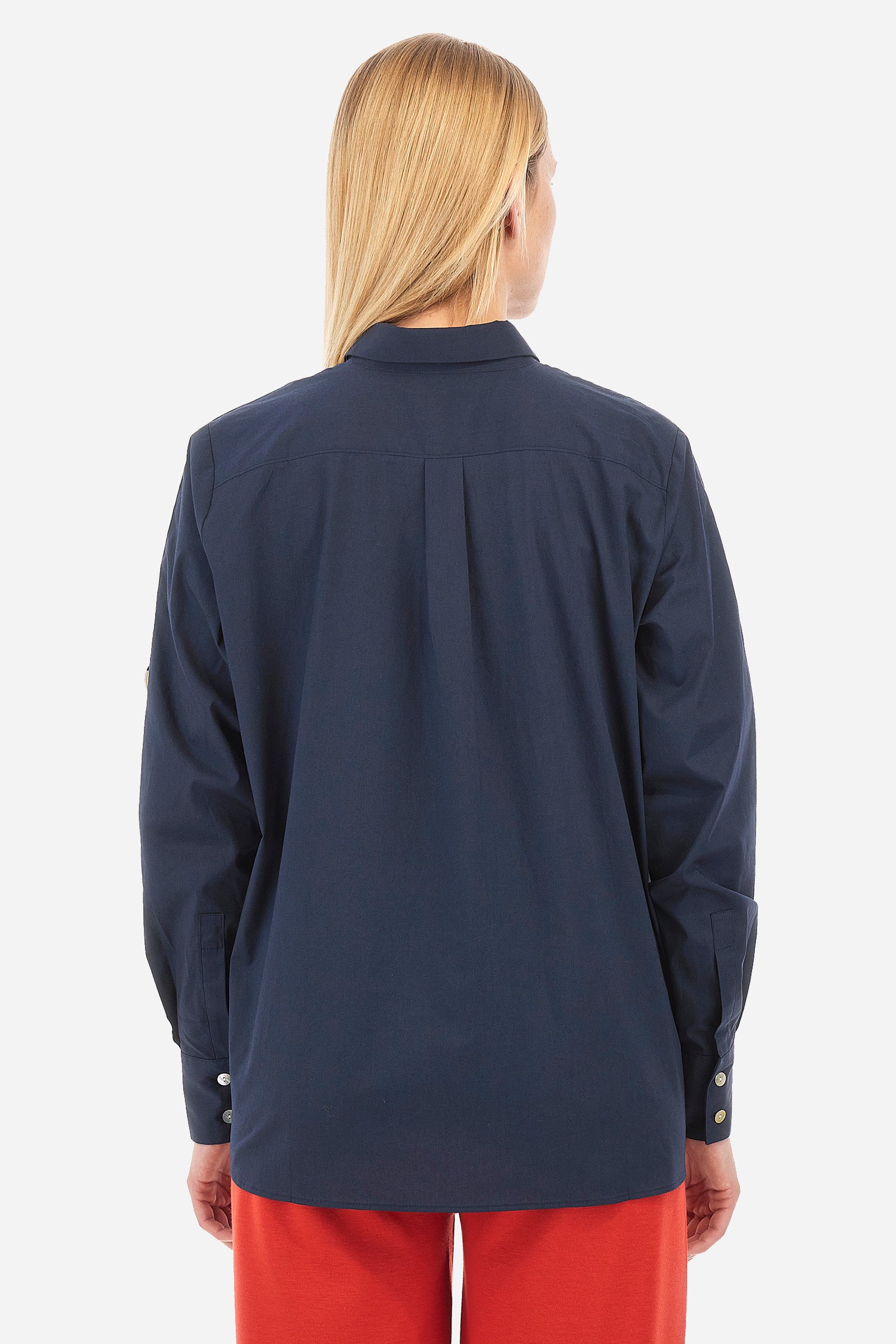 Solid-coloured long-sleeved women's shirt, made of stretch cotton with a regular fit. The line is Polo Academy and features a classic collar with button fastening. The chest is embellished with the LM patch and on the shoulders there is a contrasting band applied with a final ring. Finally, the shirt has a front pocket for added practicality. The model is 174 cm tall and wears a size 2. - Navy