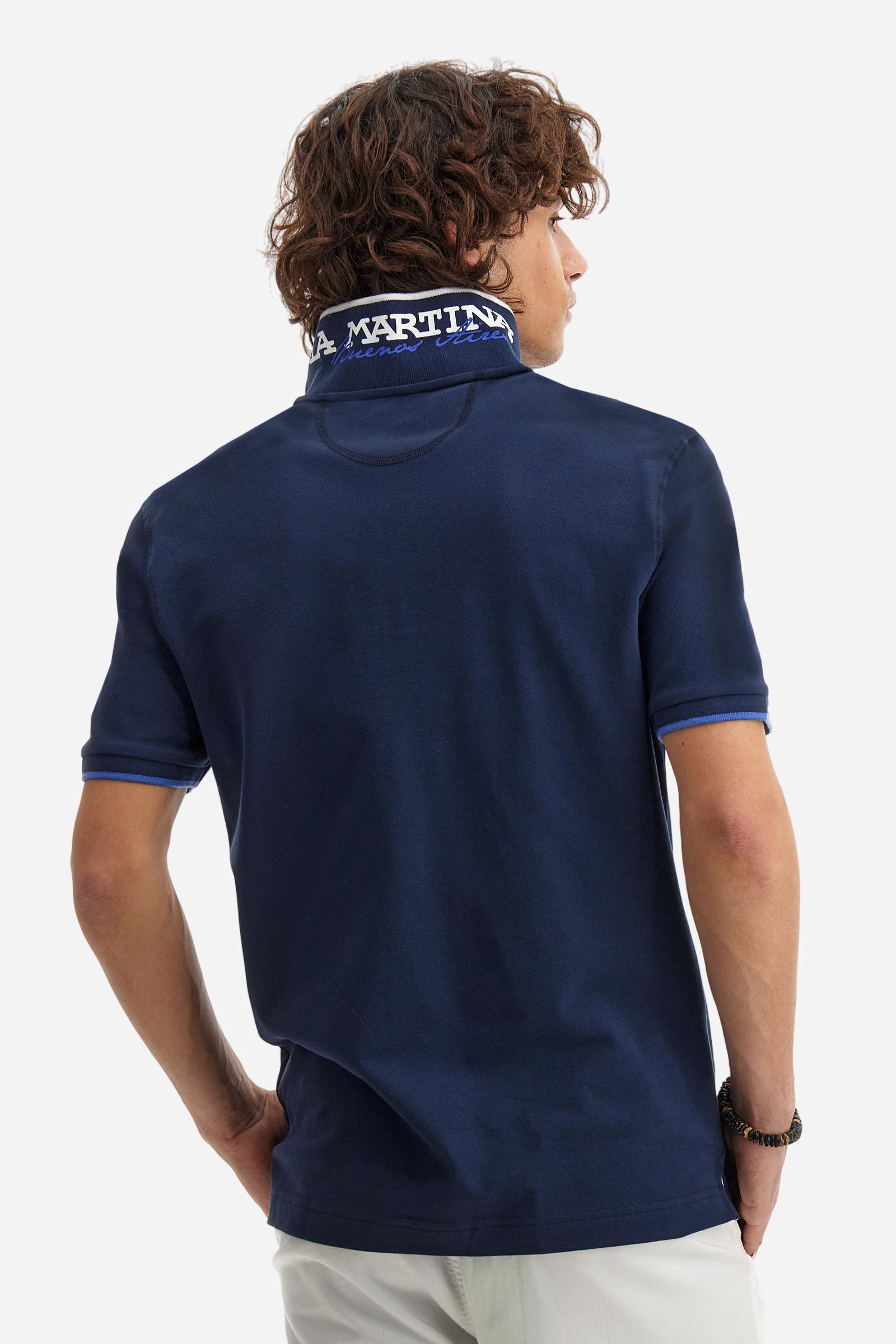 Short-sleeved, single-colour men's polo shirt made of stretch cotton piqué. Fastens with two buttons. The collar and cuffs are ribbed, and there is a colour-contrasting trim at the bottom of the collar. Inside the collar there is a grosgrain ribbon of a different shade. The logo is embroidered on the chest in a contrasting colour. The fit is slim. The model is wearing a size L. - Navy