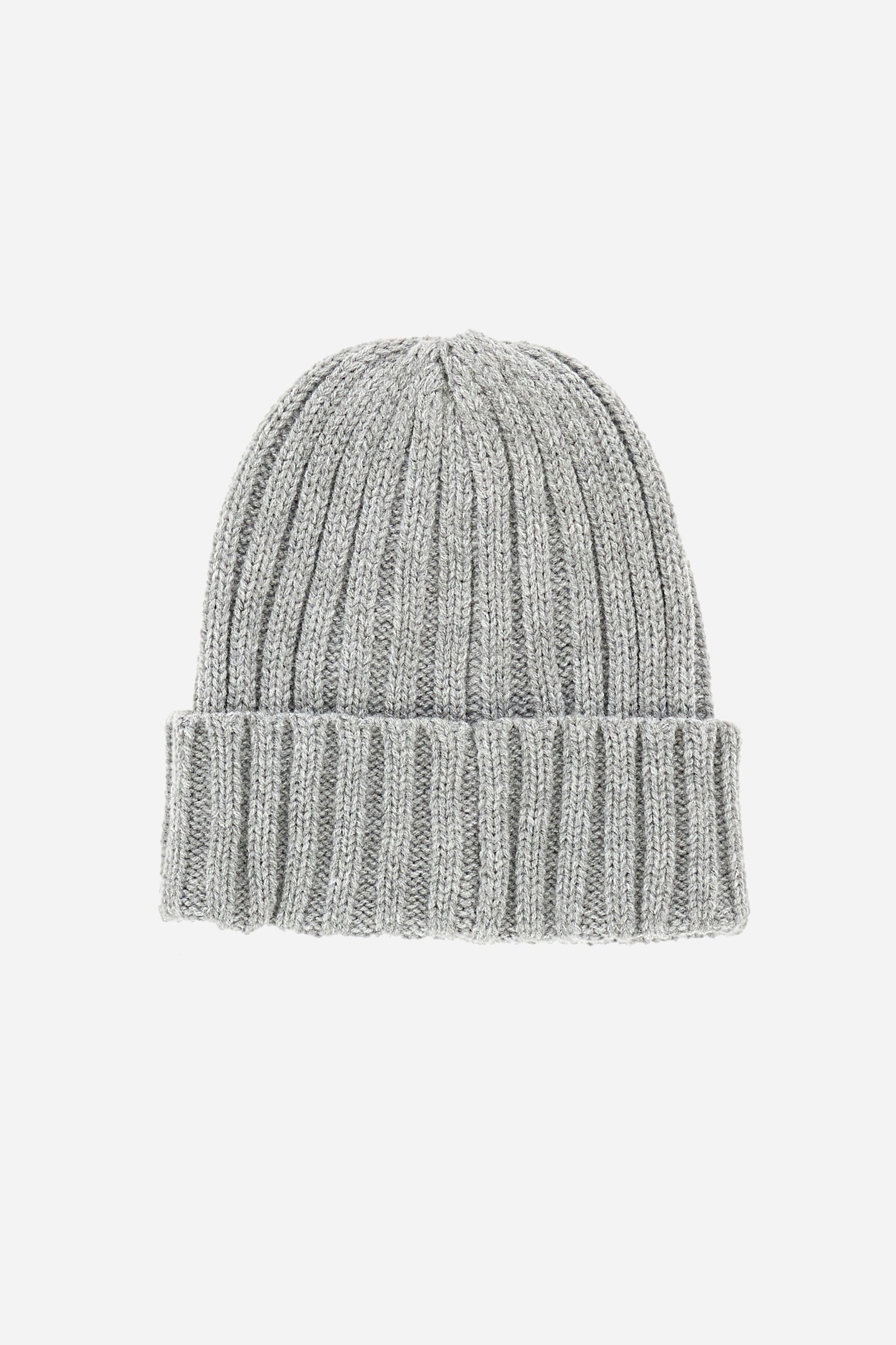 This unisex beanie is made from a high-quality polylana yarn and is available in solid colours for a simple and elegant look. The patch logo on the front gives a touch of originality and uniqueness to the accessory. Perfect for those who want to protect their heads from the cold in a subtle and sophisticated way. - Light Heather Grey