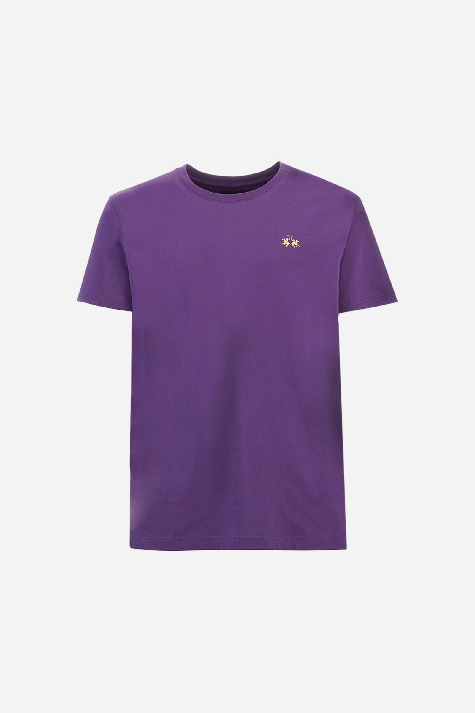 Men's short-sleeved crew-neck T-shirt in solid colour with embroidered logo in contrasting colour on the chest. Made of 100% cotton with a regular fit. It is perfect paired with Bermuda shorts or trousers for a casual and trendy look. Suitable for leisure time. The model is 187 cm tall and wears a size L. - Acai
