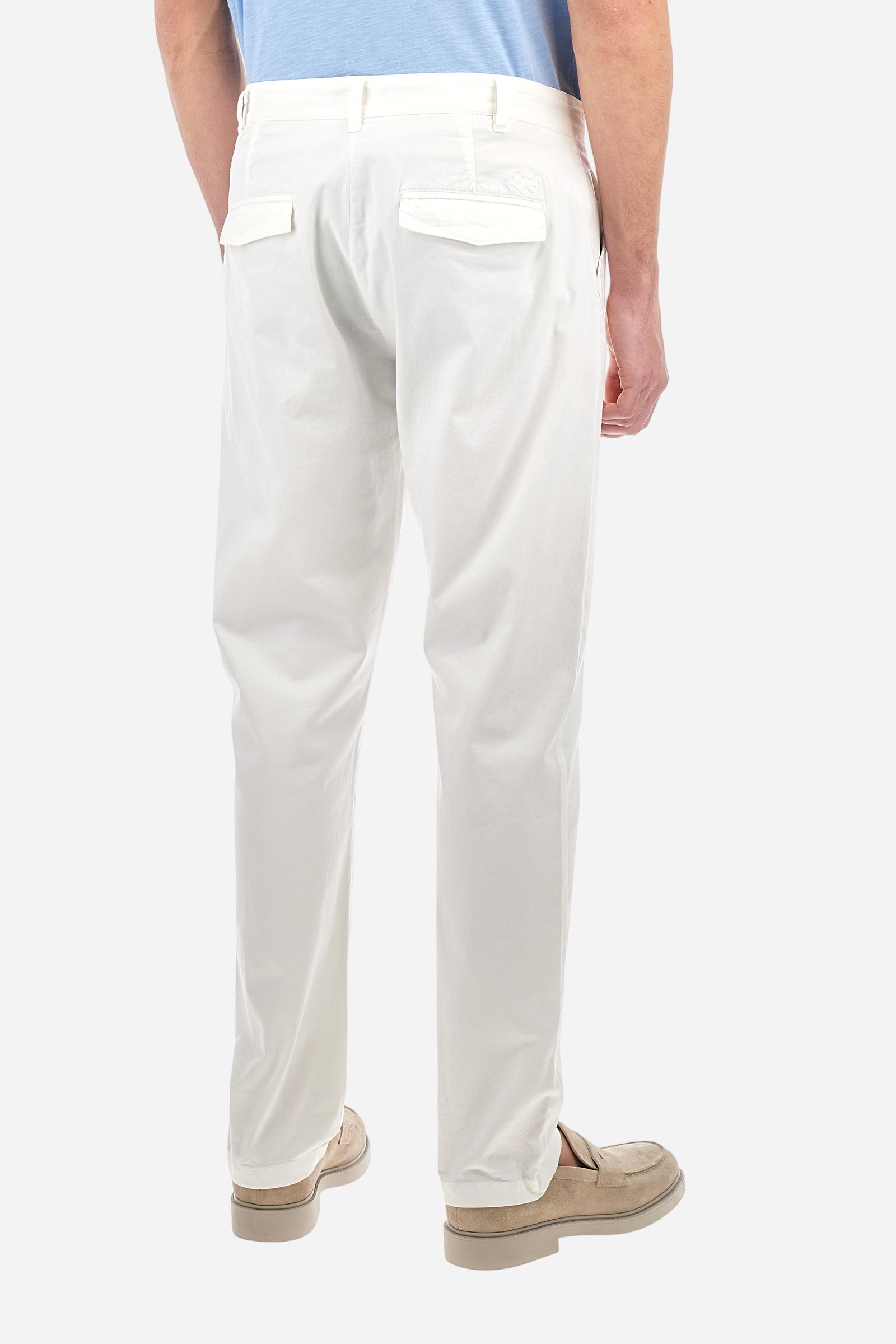 Single-colour men's chino trousers made of elasticated cotton twill. Zip fastening and faux horn button. Side slash pockets and folded waistband. On the back there are welt pockets with a flap and hidden button. The right front loop has a metal rivet with the flag of Argentina as an applied detail. Regular fit. The model is wearing a size 33. - Optic White