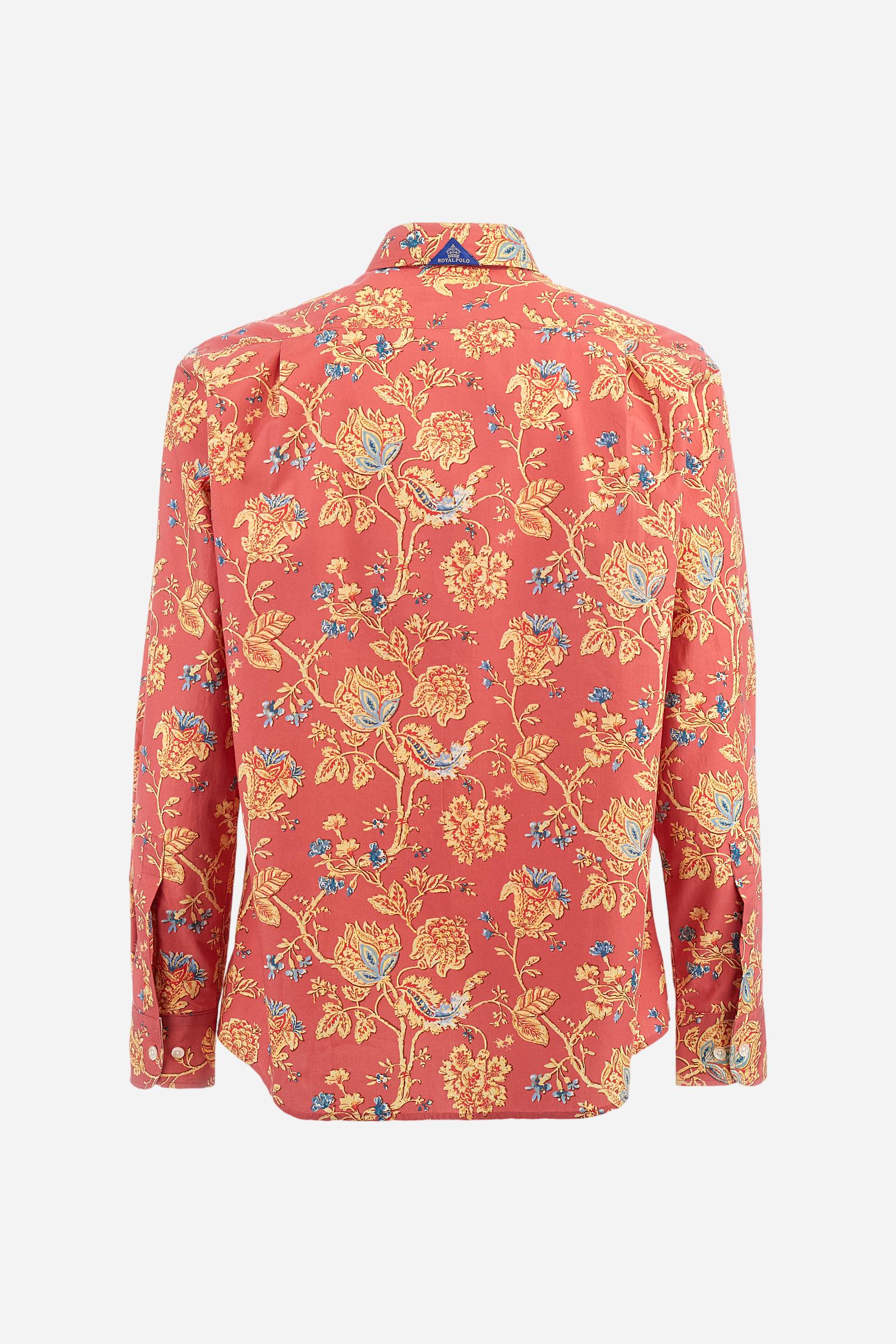 Men's long-sleeved shirt with floral pattern print. Made in 100% poplin cotton. Spread collar. The print design recalls cashmere patterns revisited in a modern key with contrasting colours. The logo is embroidered in a contrasting colour thread on the left side of the chest. The fit is regular. The model is wearing a size L. - Spiced Coral Flowers