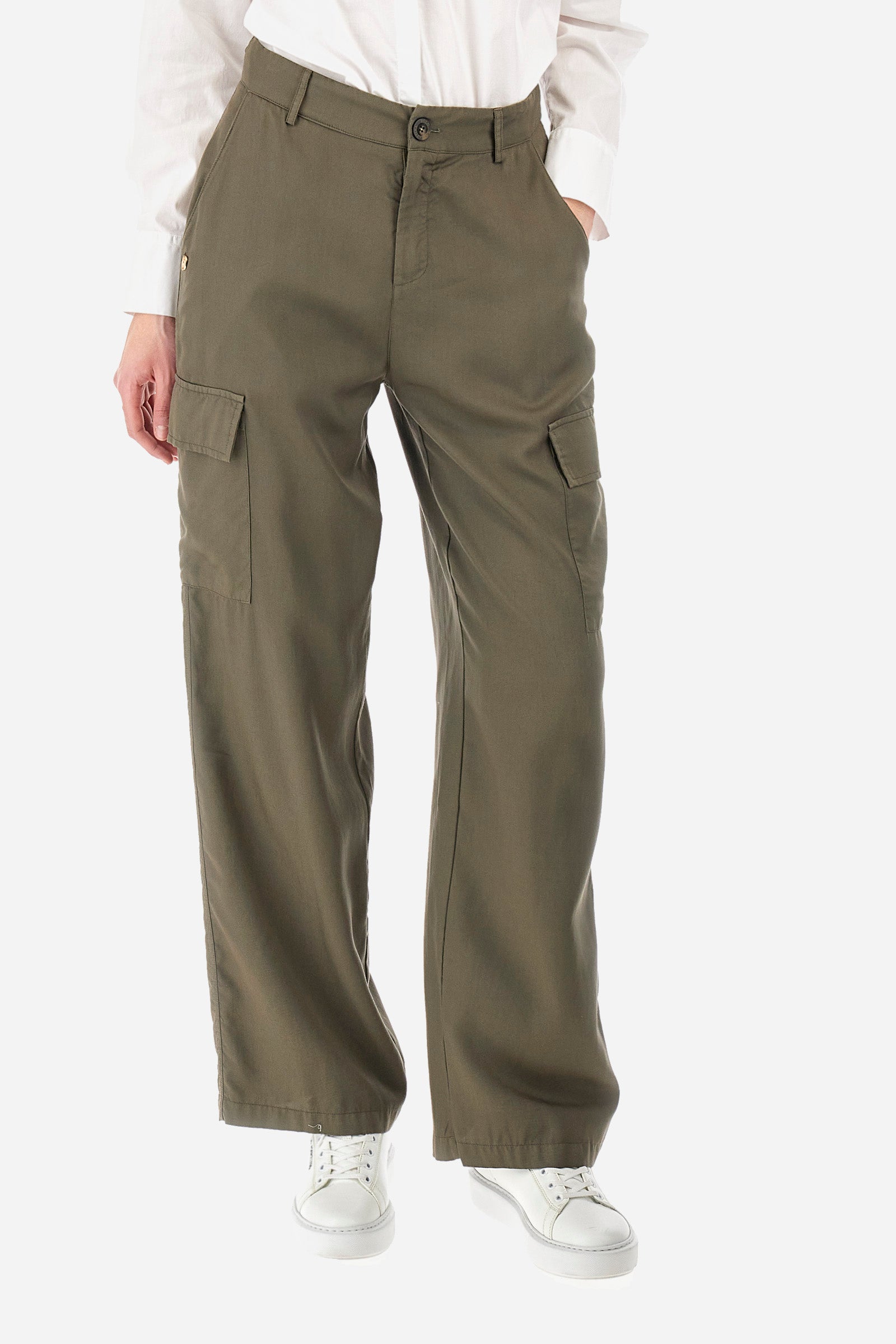 Single-colour women's cargo trousers, in an ecological fabric. With belt loops, zip and button fastening. There are two open front pockets, two cargo pockets and two further open pockets on the back. The logo is present on a patch sewn on the back and on a metal plate sewn on the front. The fit is regular. The model wears a size 40. - Military Olive