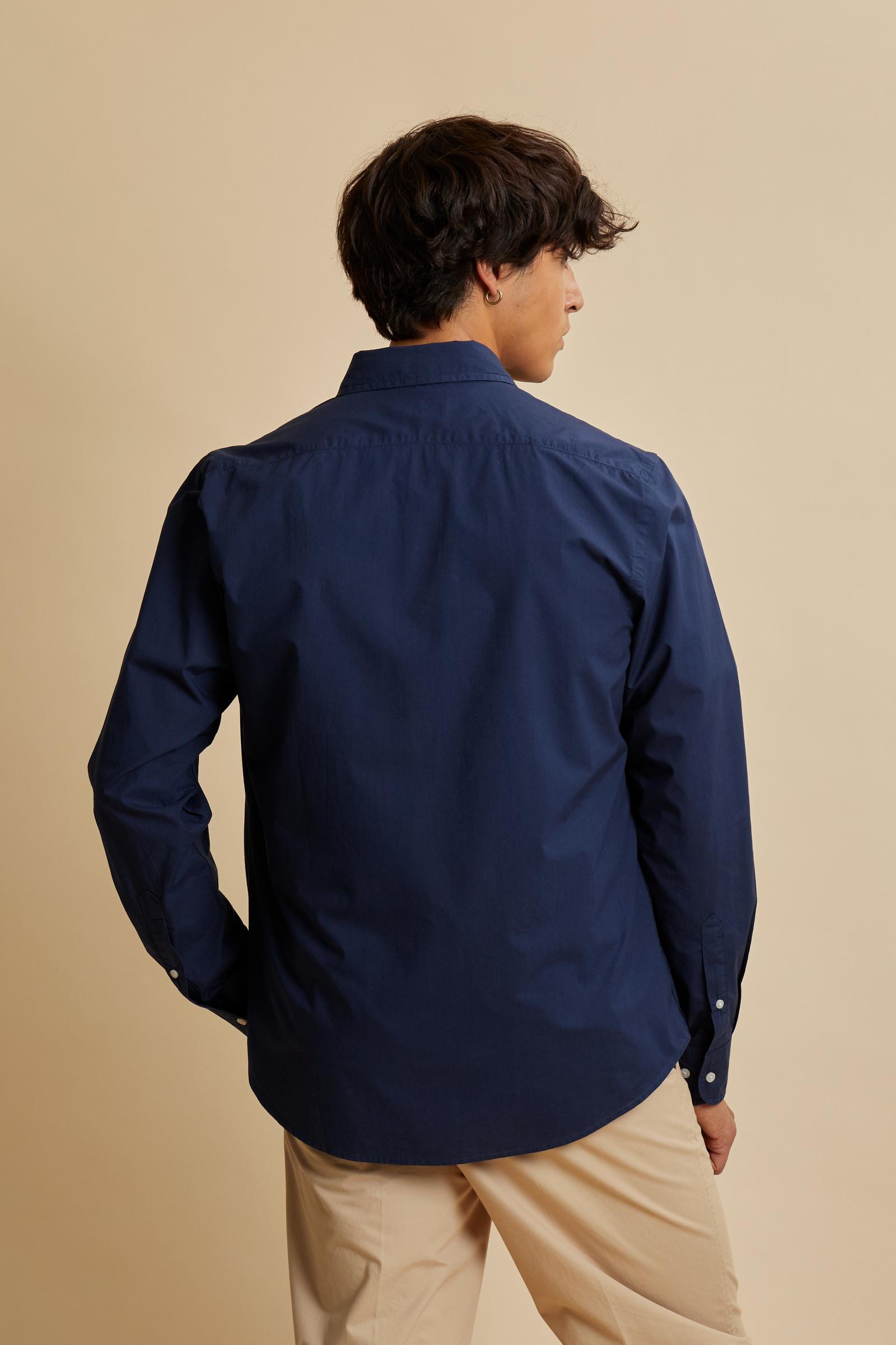 Men’s long-sleeve garment-dyed cotton poplin shirt. Regular fit with button-down collar and tricolor embroidered logo on the chest. - Navy