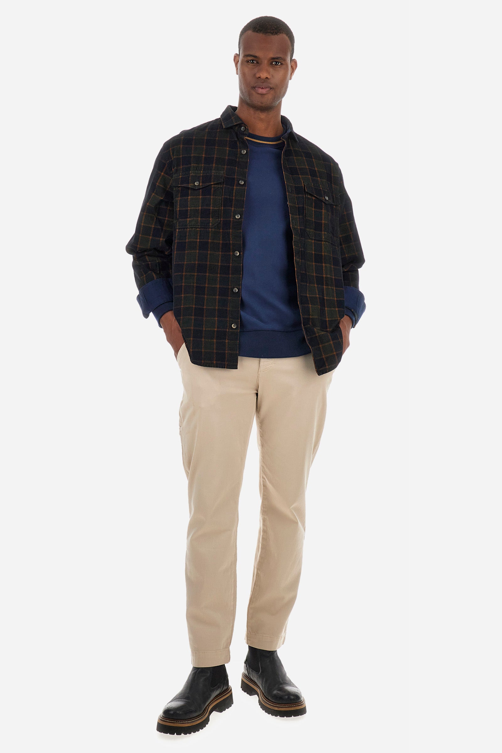 Men's checked long-sleeved shirt in 100% cotton. Spread collar. There are two pockets fastened with buttons on the front. The brand logo and initials are embroidered on one of the sleeves. Oversized fit. The model is wearing a size L. - ForestNgt/Navy/Sierr