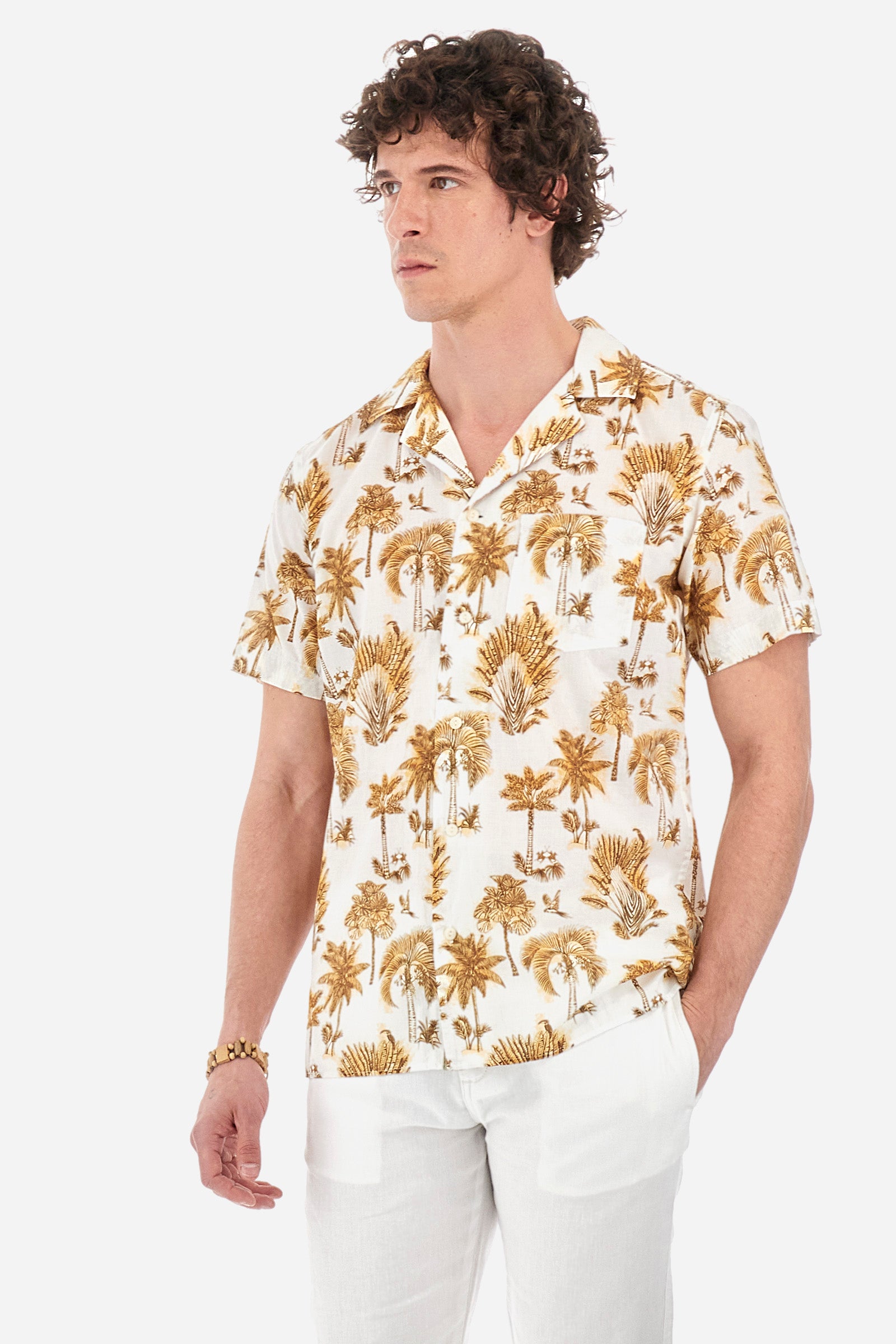 Men’s short-sleeved patterned shirt, made of 100% cotton. Bowling collar. An open tone-on-tone breast pocket sewn on the chest. Mini logo and embroidery on the sleeve recall the Guards line. The fit is regular. The model wears a size L. - Aspen Gold/White/Oli