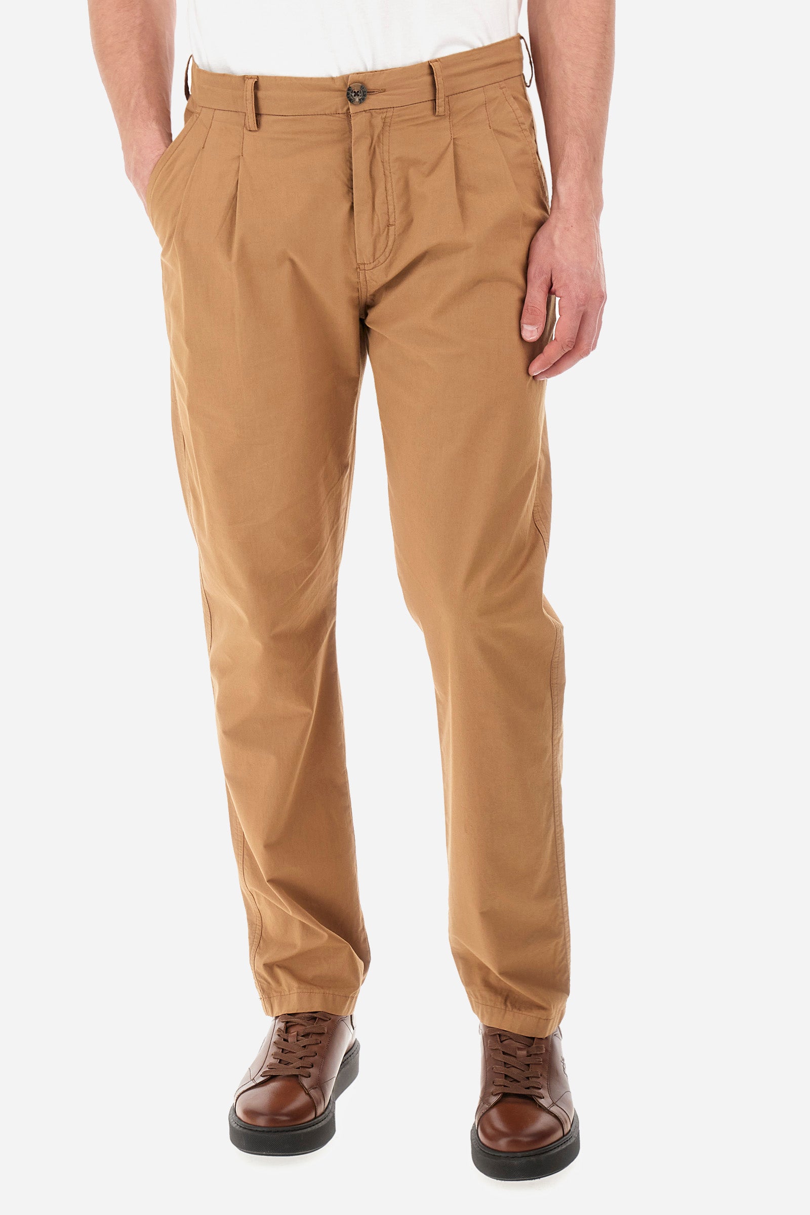 Men's single-colour chinos in 100% cotton. With belt loops, zip and button fastening. Darts on the front. There are two open front pockets and two closed back pockets with a classic button fastening. There is a logo with a patch sewn onto the reverse. The fit is regular. The model wears a size 33. - Tobacco Brown
