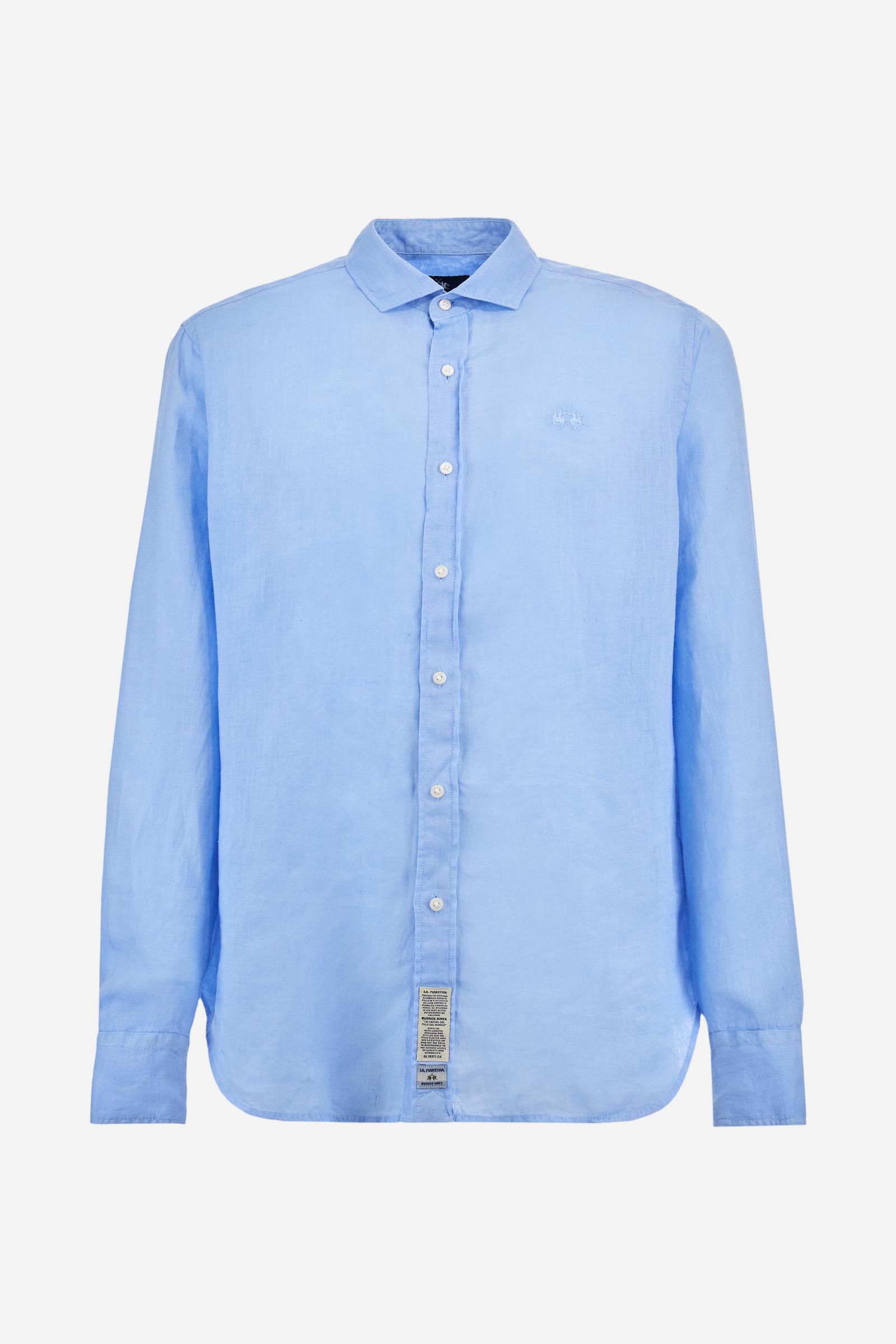 Men's plain long-sleeved shirt made from linen canvas. Button-down collar. Two fabric patches, depicting the brand's certification and the Argentine flag, are sewn on the hem of the garment. A tone-on-tone logo is embroidered on the left side of the chest. Regular fit. The model is wearing a size L. - Vista Blue