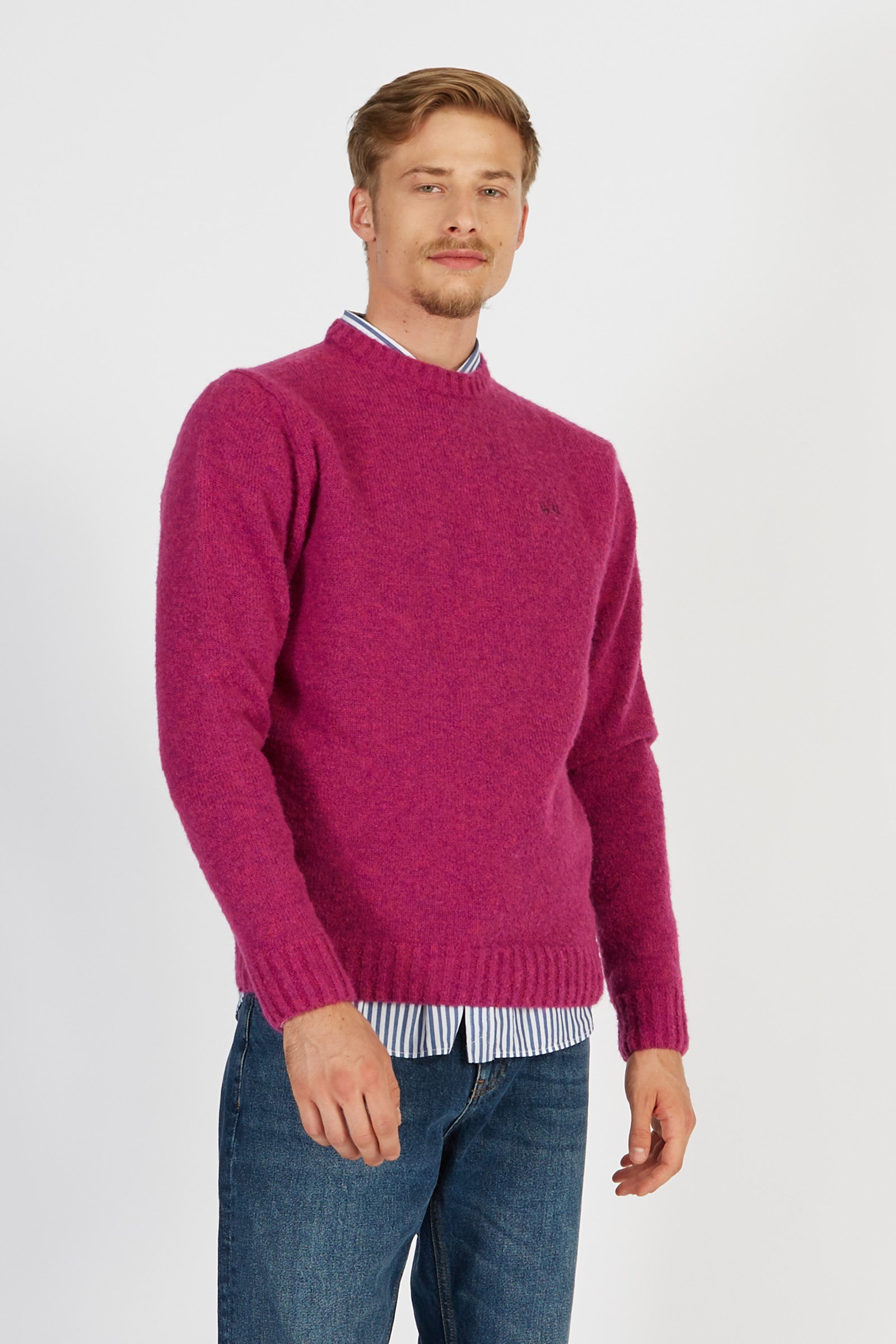 Men’s sweater with long sleeves, crew neck, made of a soft blend of wool and alpaca. The logo is embroidered in thread on the chest tone on tone. A timeless classic of the Blue Ribbon line, easy to match both a sporty and casual outfit. The regular fit adapts perfectly to any type of build. Perfect with a collection light trousers or denim. The model is 187 cm tall and wears a size L. - Willowherb