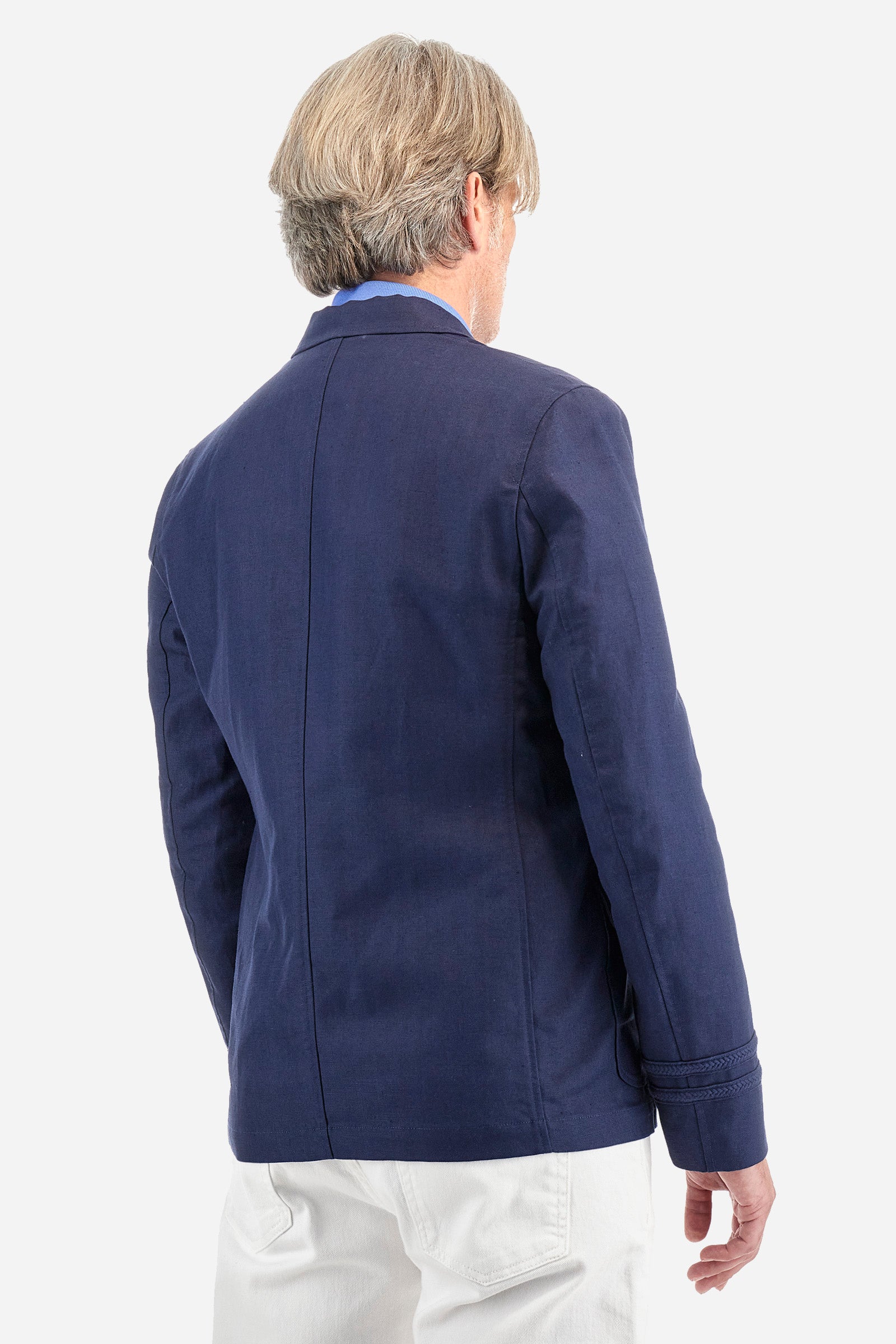 Men's long-sleeved double-breasted blazer in a single colour. Made of Oxford fabric, 50% cotton and 50% linen. Wide lapel neckline. The front patch pockets have rounded corners and feature a shaped flap. A subtle matching cotton trim is applied on the cuffs. Large patch in metallic thread applied on the left sleeve. The logo is embroidered tone-on-tone on the same sleeve. Regular fit. The model is wearing an Italian size 50. - Navy