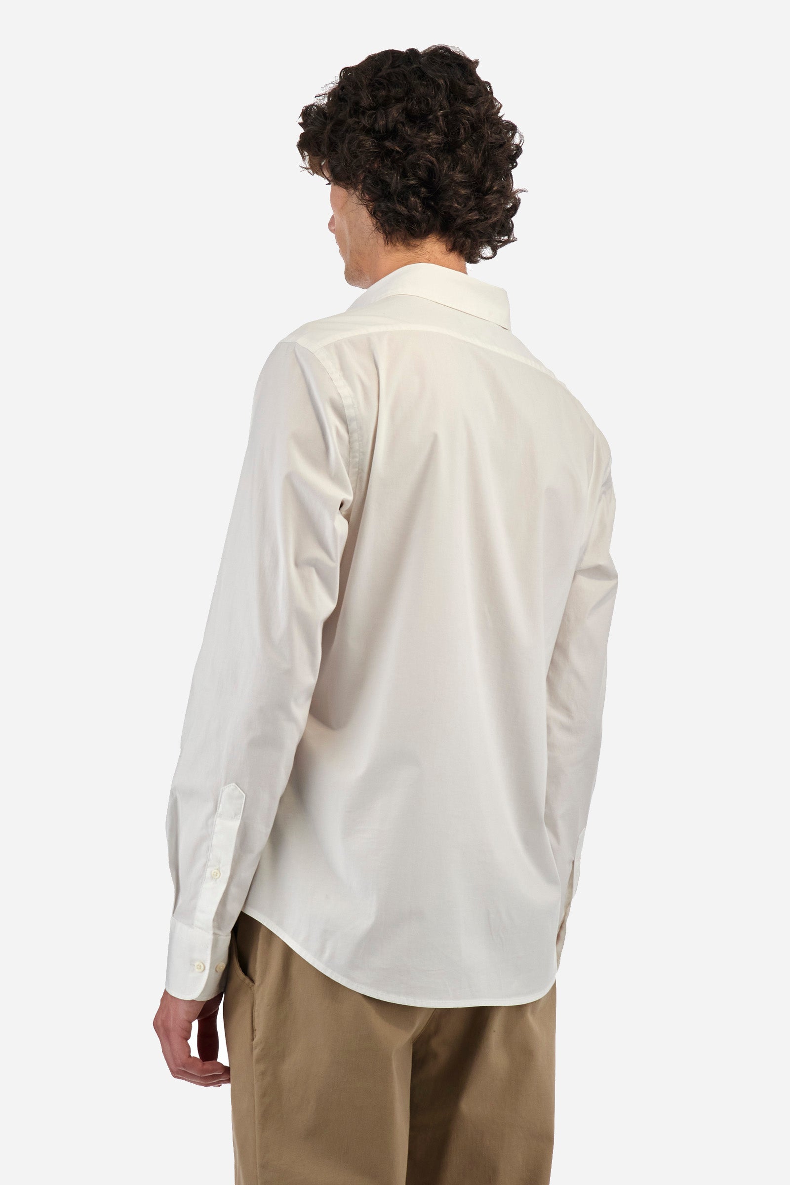 Men's plain long-sleeved shirt, made from stretch cotton. Spread collar. The brand logo is embroidered on the front. Slim fit. The model is wearing a size L. - Optic White