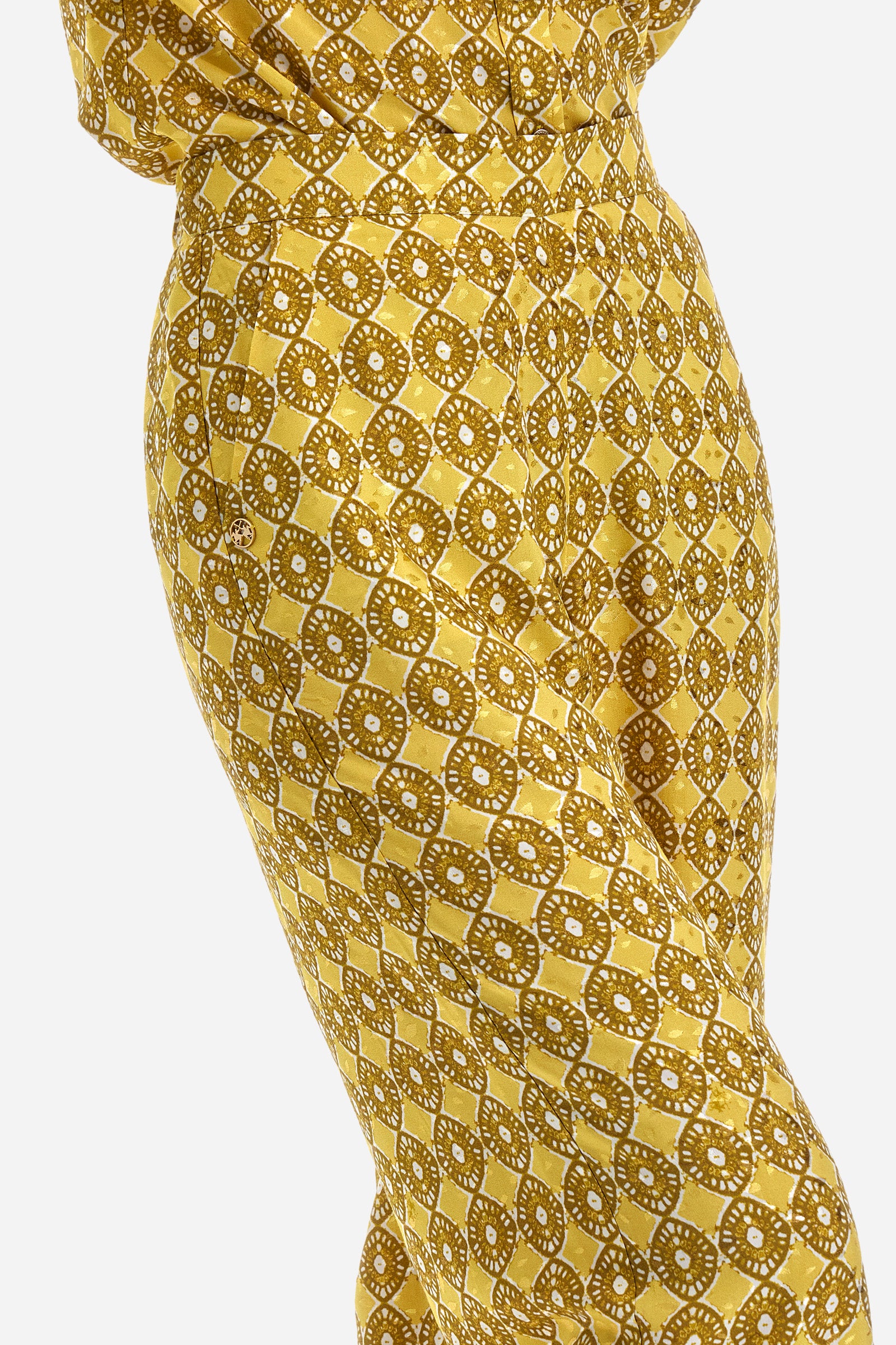 Women's palazzo trousers with geometric prints, made in a synthetic fabric. Elasticated waistband. There are two open front pockets. A metal plate with the logo is sewn on the front. The fit is regular. The model wears a size 2. - Goldfinch/Arrow/Whit