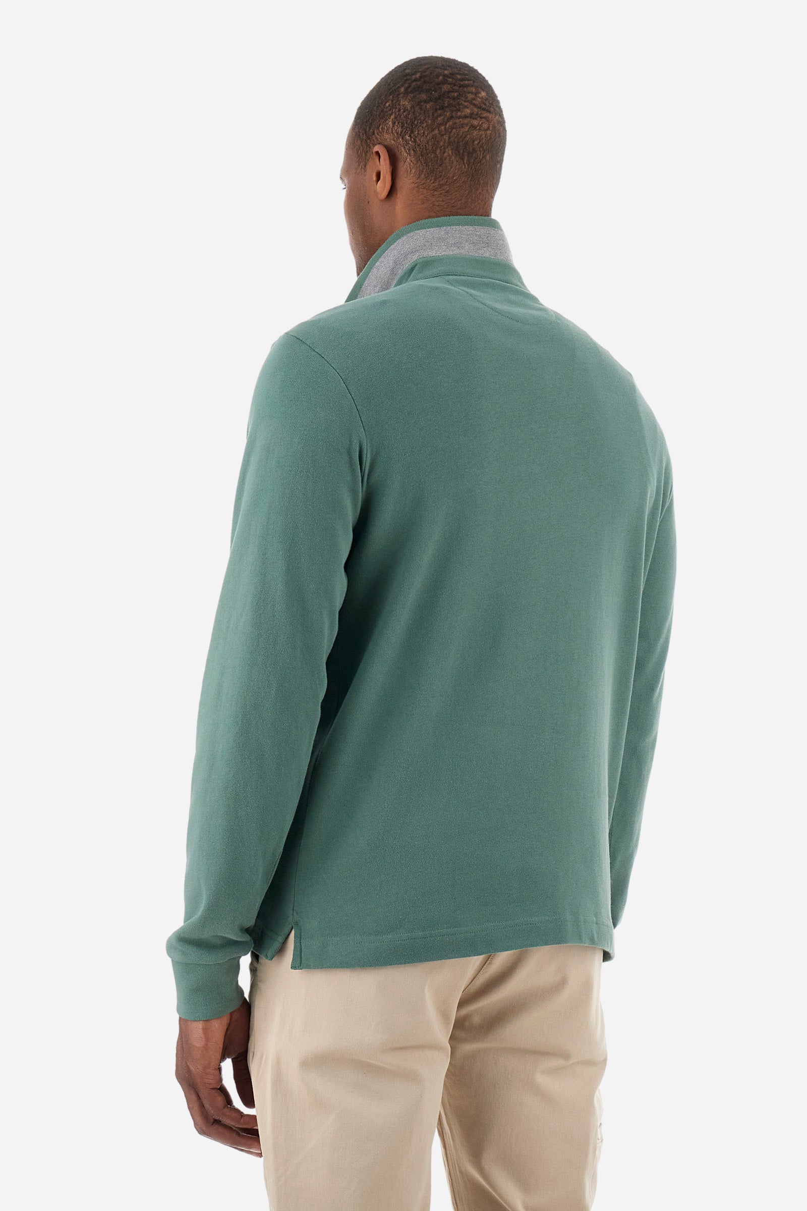 Men's long-sleeved Guards polo shirt, made from plain 100% cotton. Two-button fastening. The front is embellished with embroidery representing the line, alongside the Guards symbol and the brand logo. Regular fit. The model is wearing a size L. - Laurel Wreath